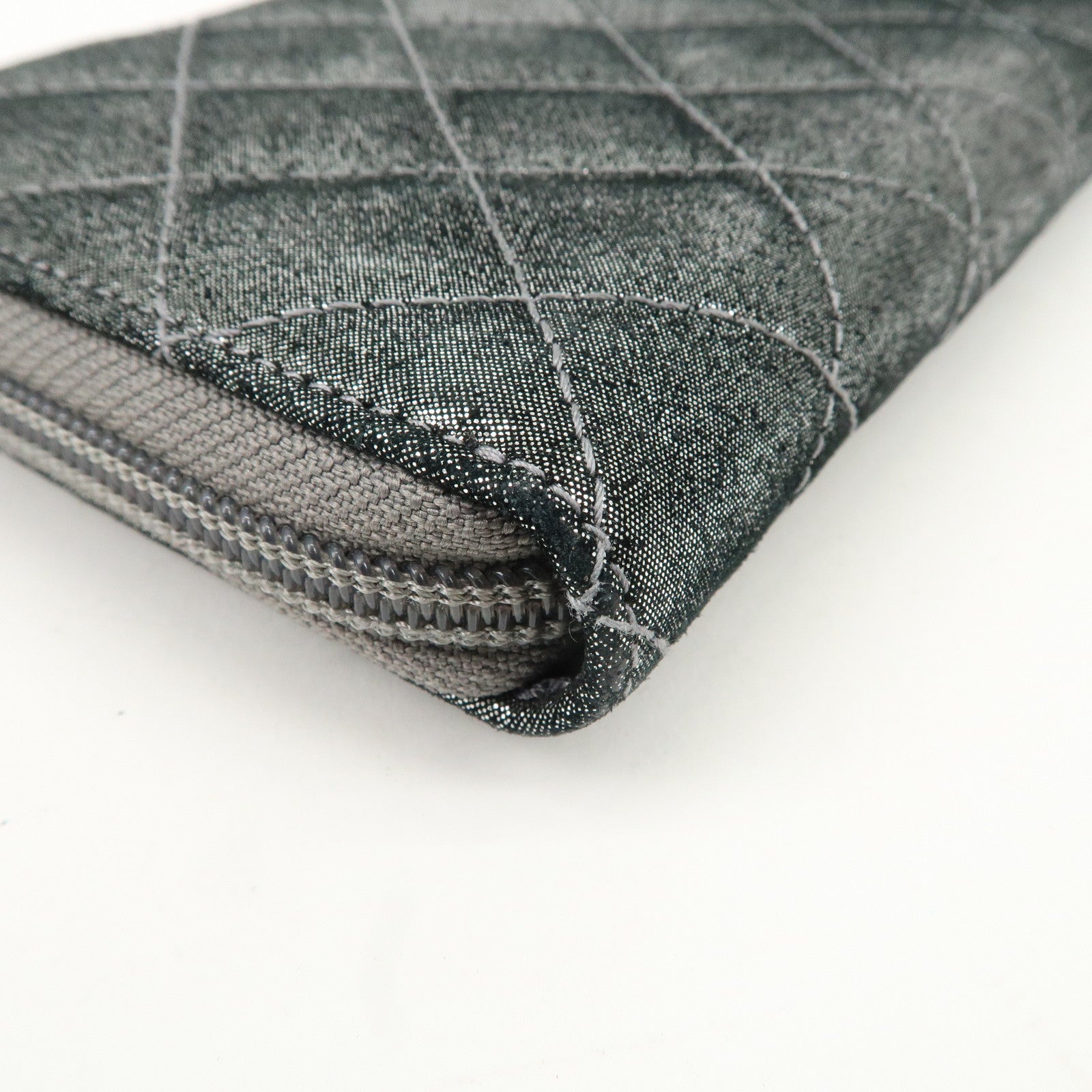 CHANEL Matelasse Glitter Lambskin Round Zipper Long Wallet Used