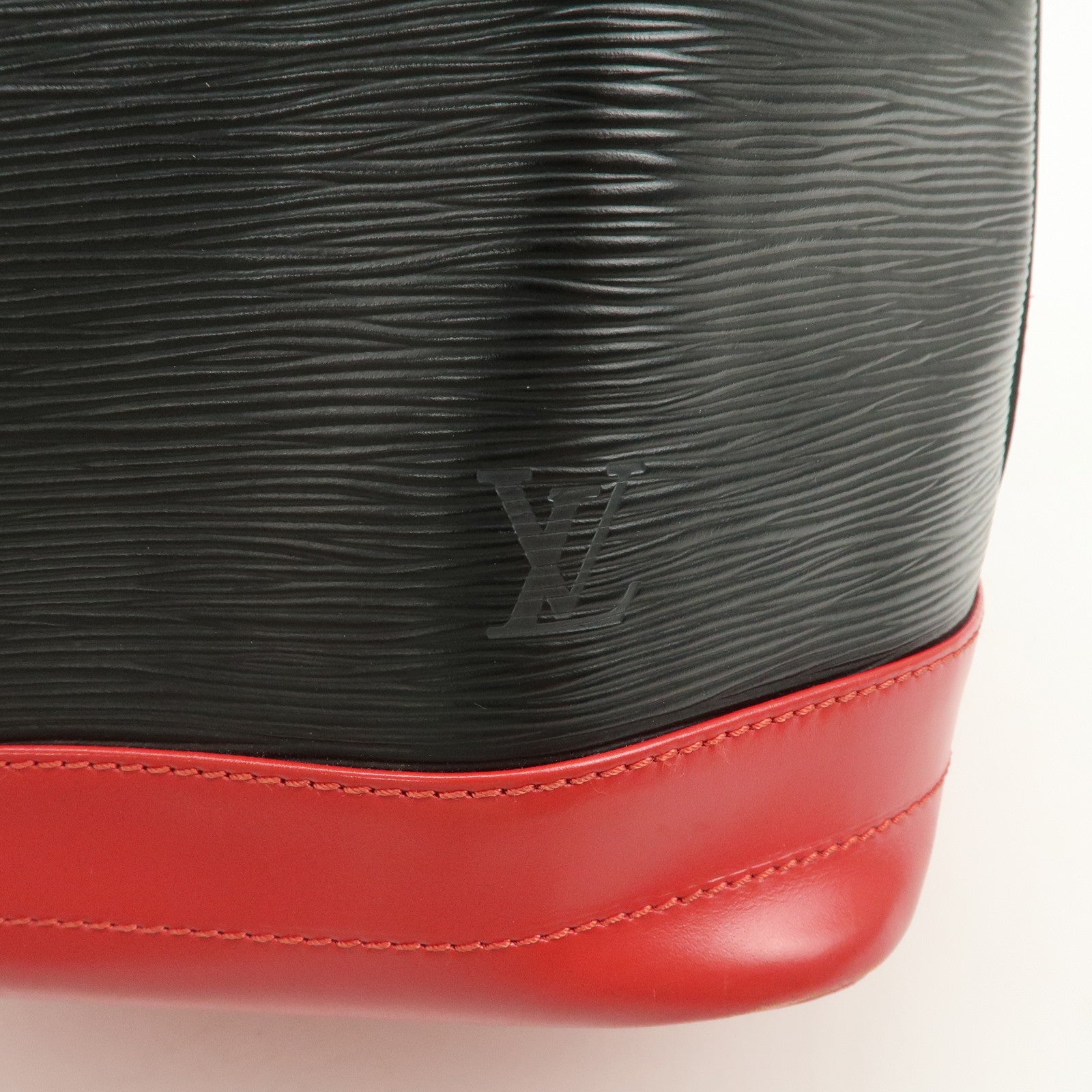 Louis Vuitton Epi Noe Shoulder Bag Noir Castilian Red M44017
