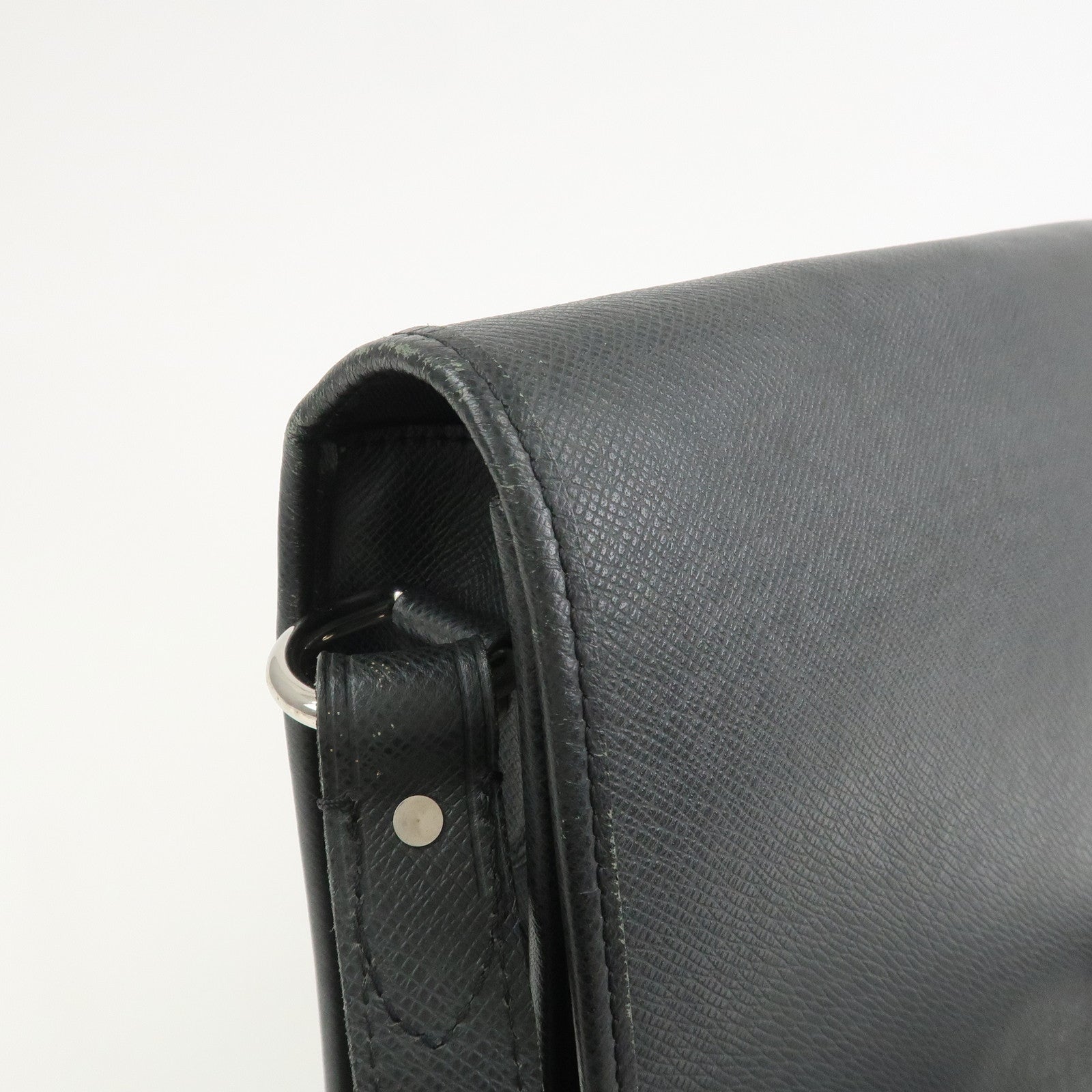 Louis Vuitton Taiga Andrei Shoulder Bag Ardoise M32482
