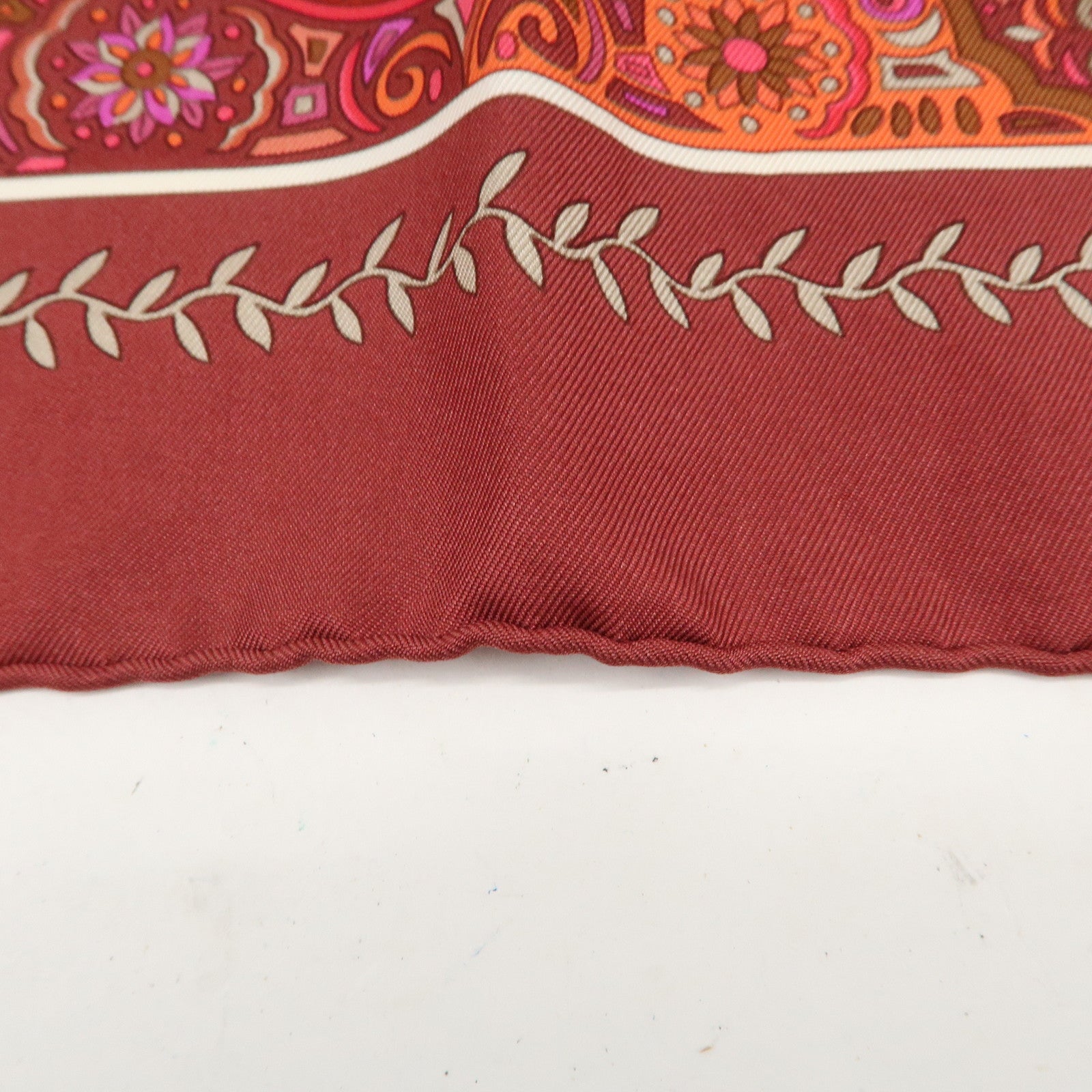 HERMES Carre 90 Silk 100% Aux Portes du Palais Scarf Red