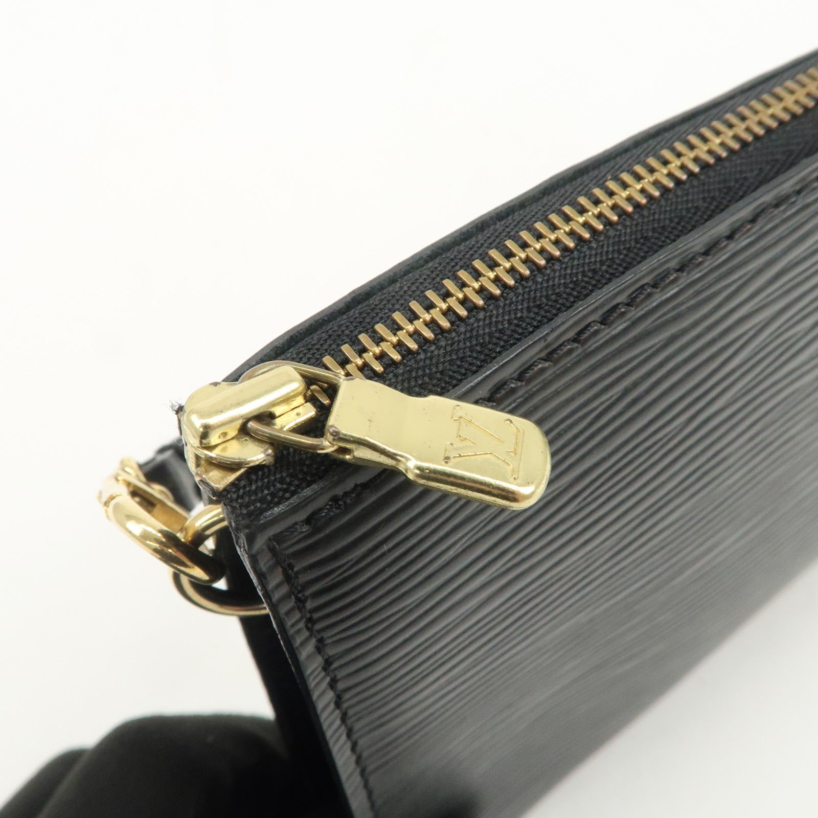 Louis Vuitton Epi Pochette Accessoires Hand Bag Noir M52942