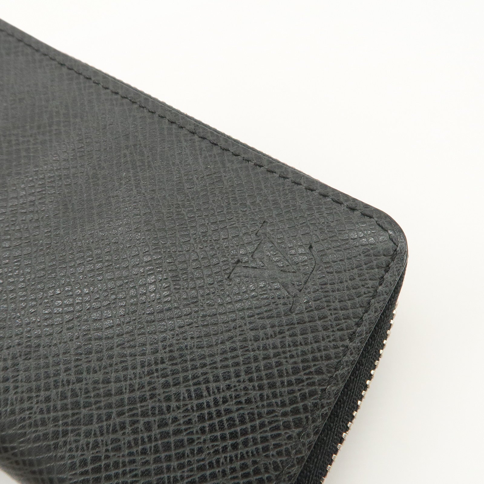 Louis Vuitton Taiga Zippy Coin Purse Coin Case Noir M30511