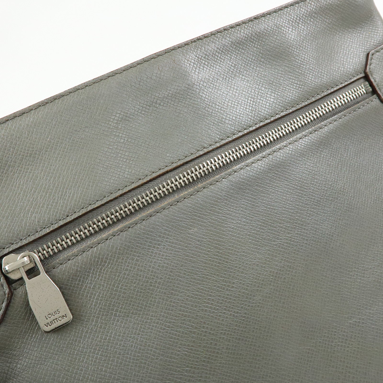 Louis Vuitton Taiga Sasha Shoulder Bag Crossbody Bag Glacier M32630