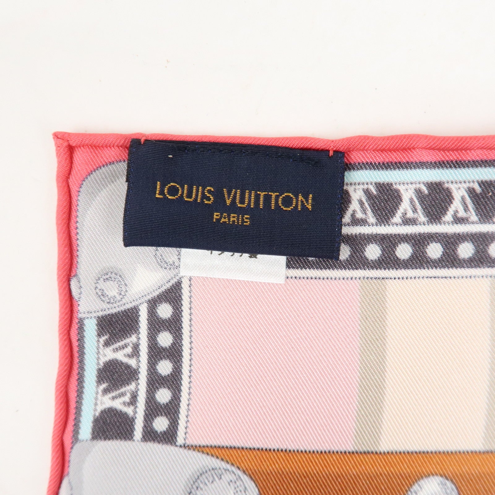 Louis Vuitton Monogram Silk 100% Carre 45 Trunk in Love M77558 Used