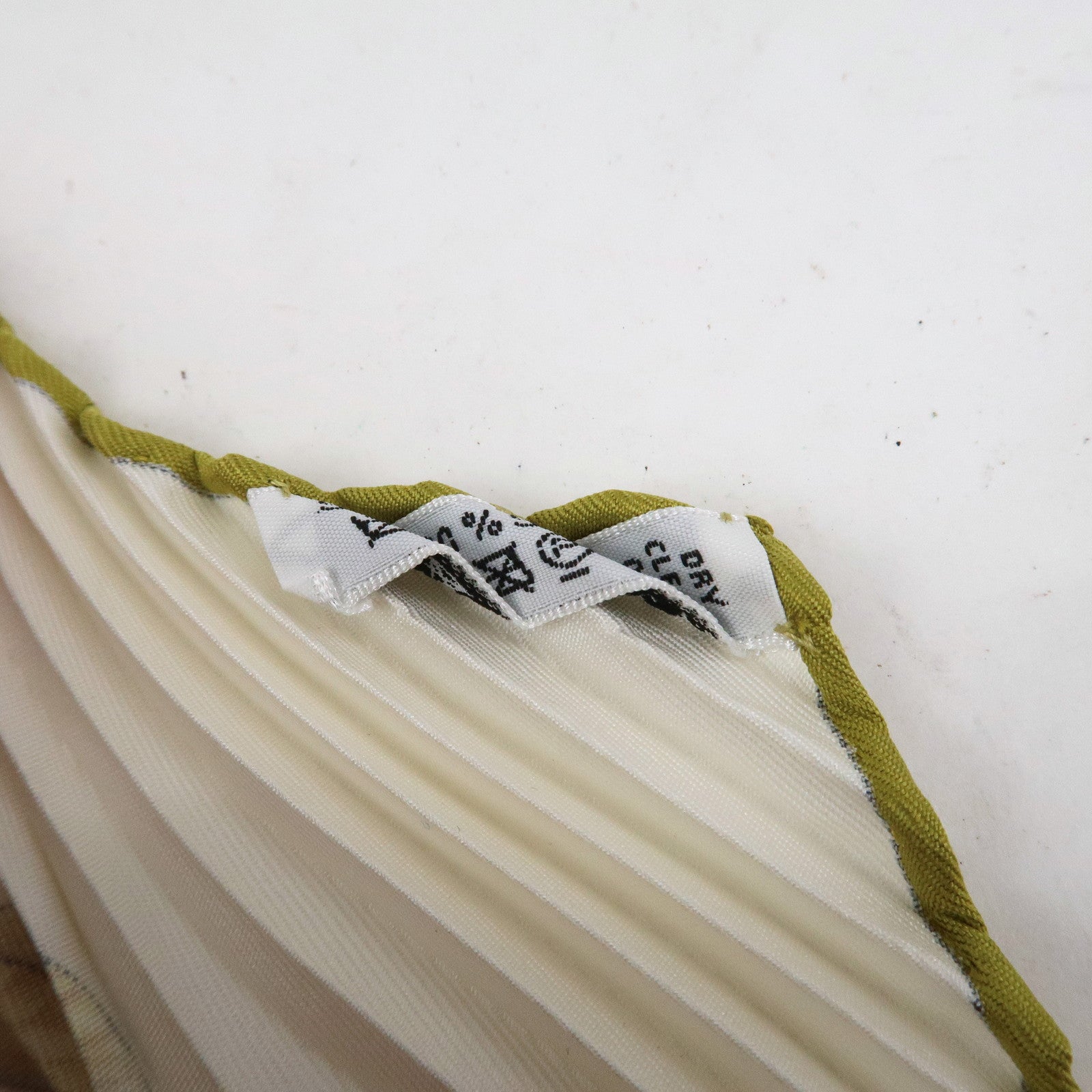 HERMES Carre 90 Silk 100% Pleats AU COEUR DES BOIS Scarf White