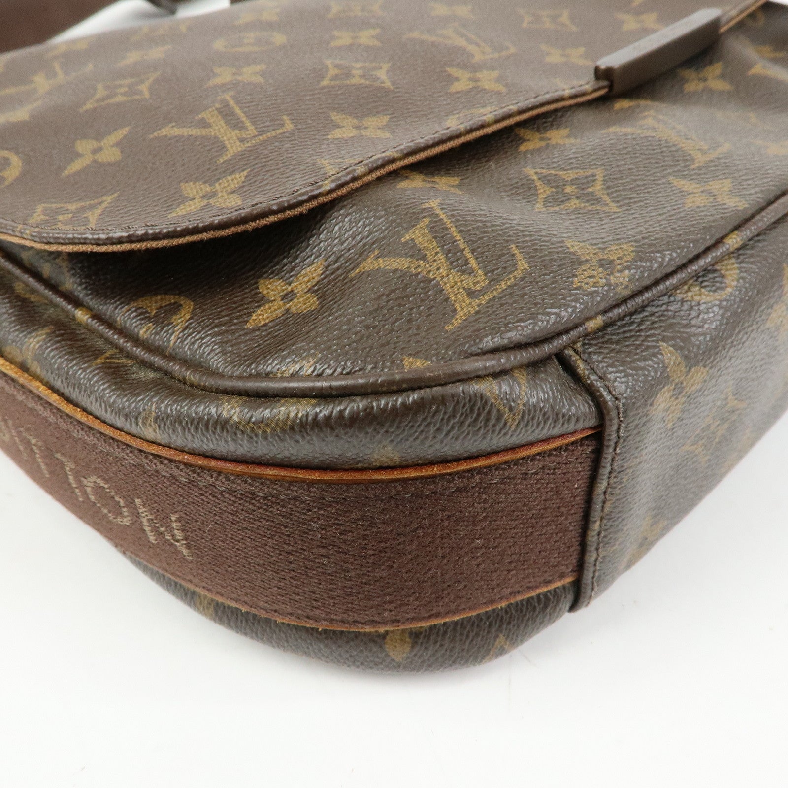 Louis Vuitton Monogram Messenger Beaubourg MM Canvas Bag M97038