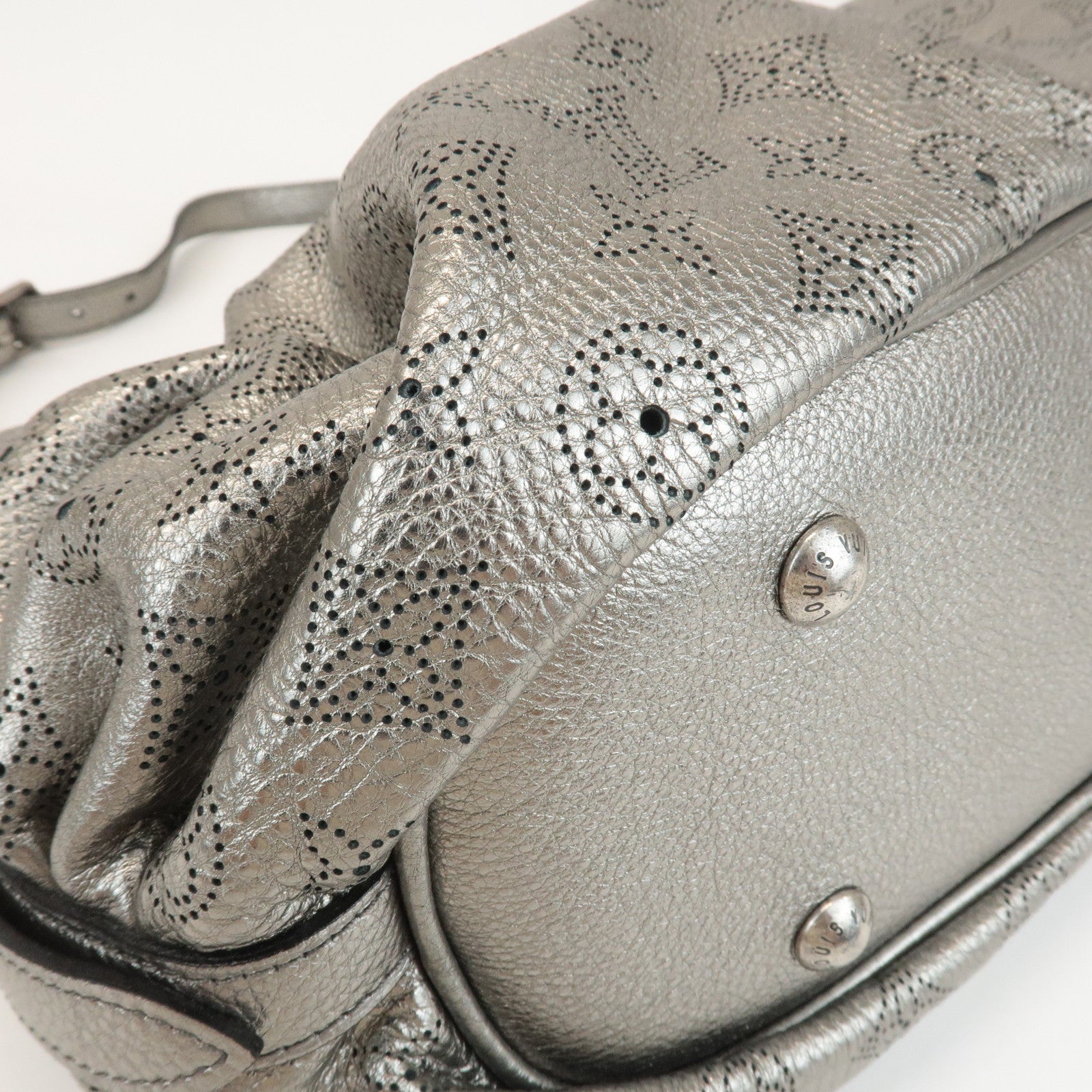 Louis Vuitton Monogram Mahina XS Shoulder Bag Metallic Silver M95718 Used