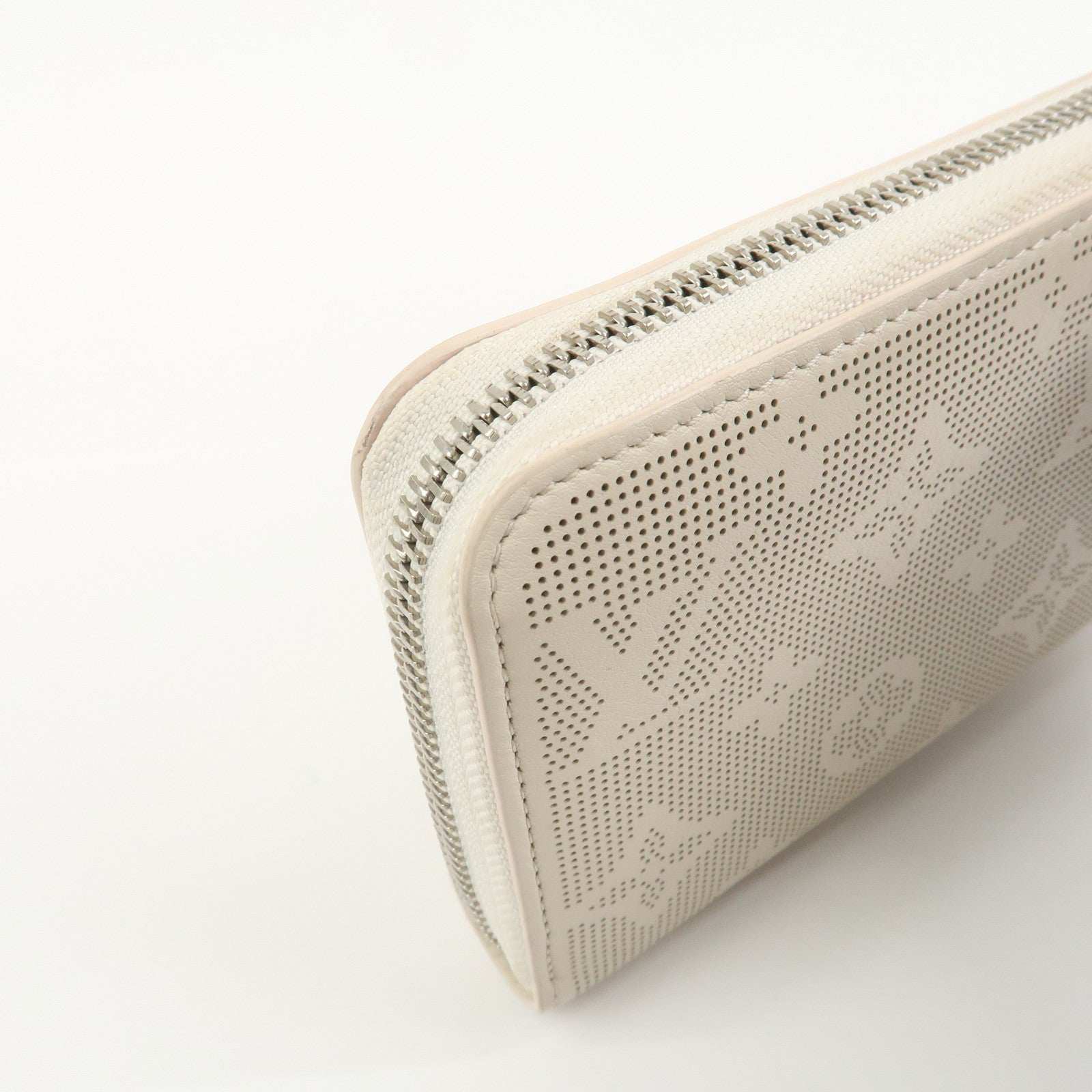 Louis Vuitton Monogram Mahina Reverse Round Zippy Wallet M83029