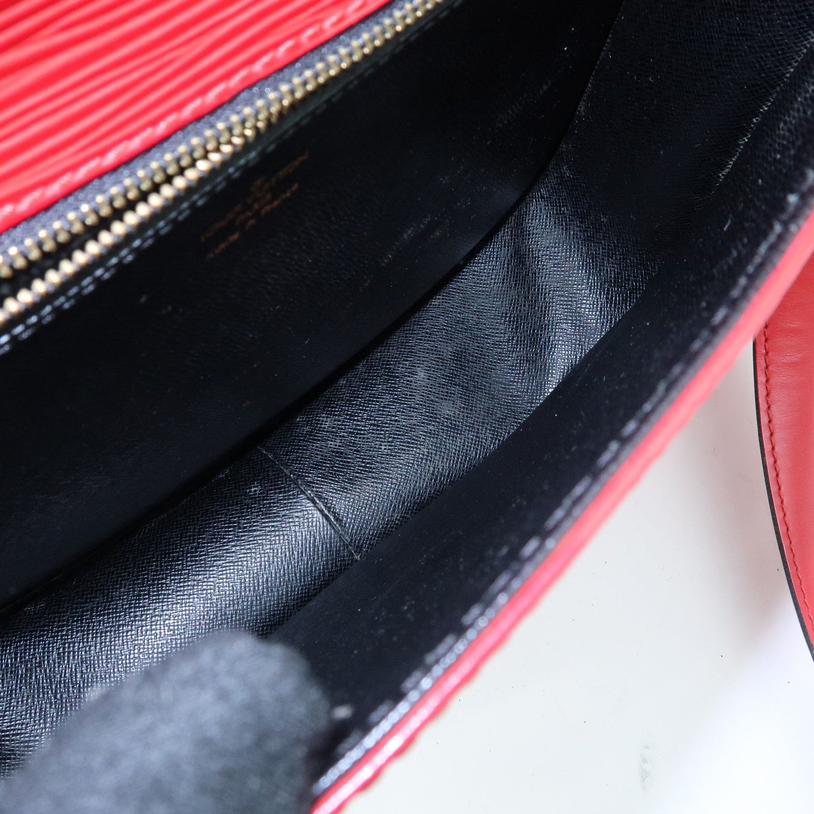 Louis Vuitton Epi Saint Cloud Shoulder Bag Crossbody Bag Red M52197