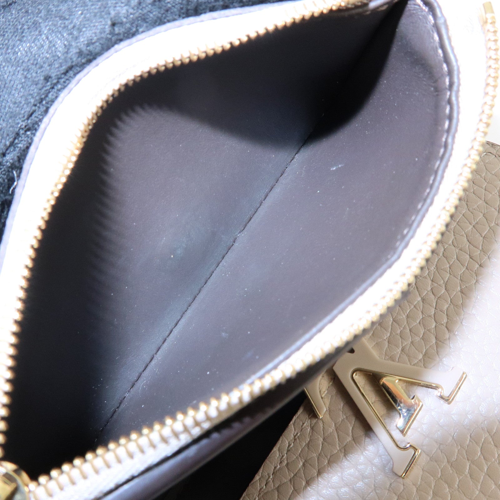 Louis Vuitton Portefeuille Capucines Compact Wallet Galet M62159