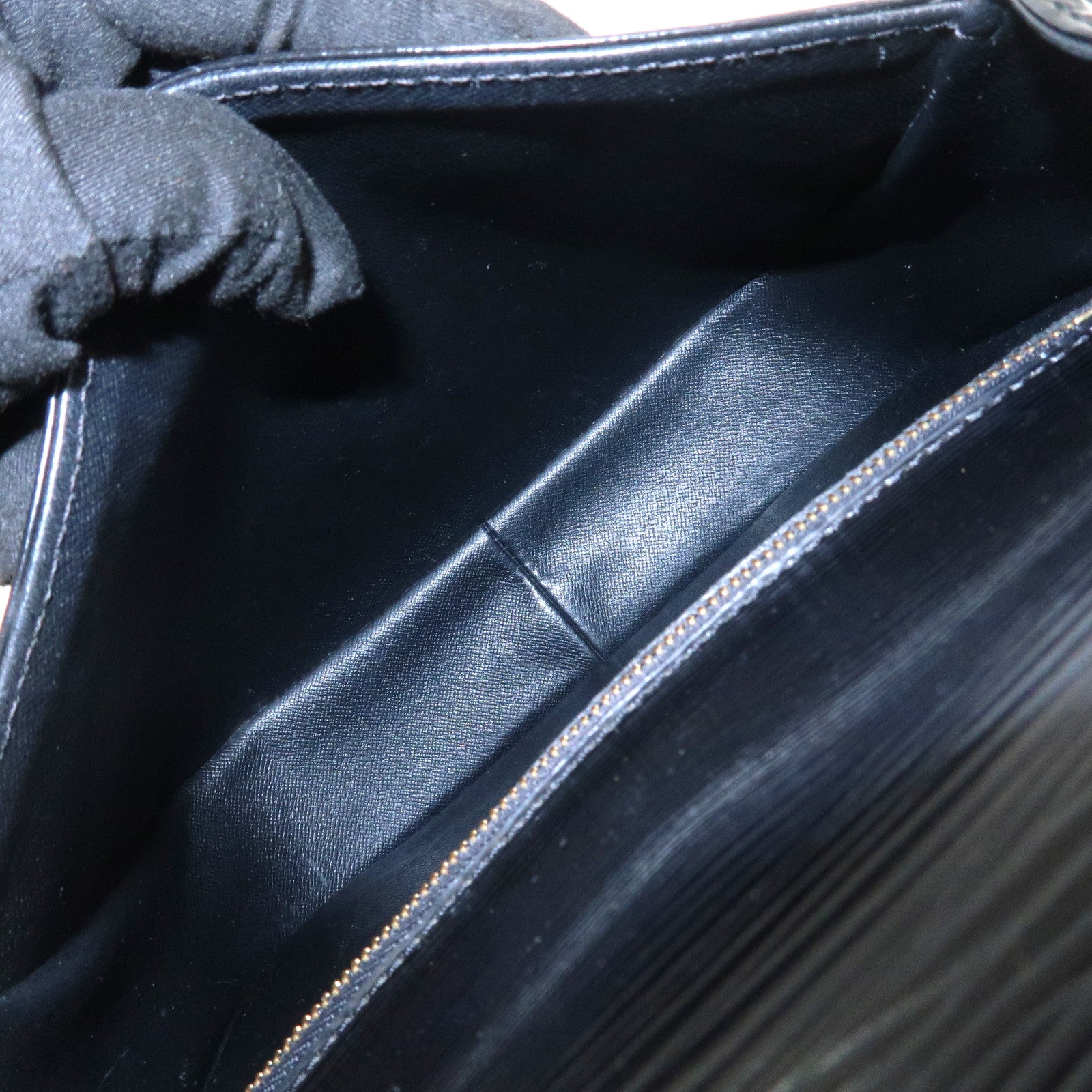 Louis Vuitton Epi Saint Cloud Shoulder Bag Black Noir M52192