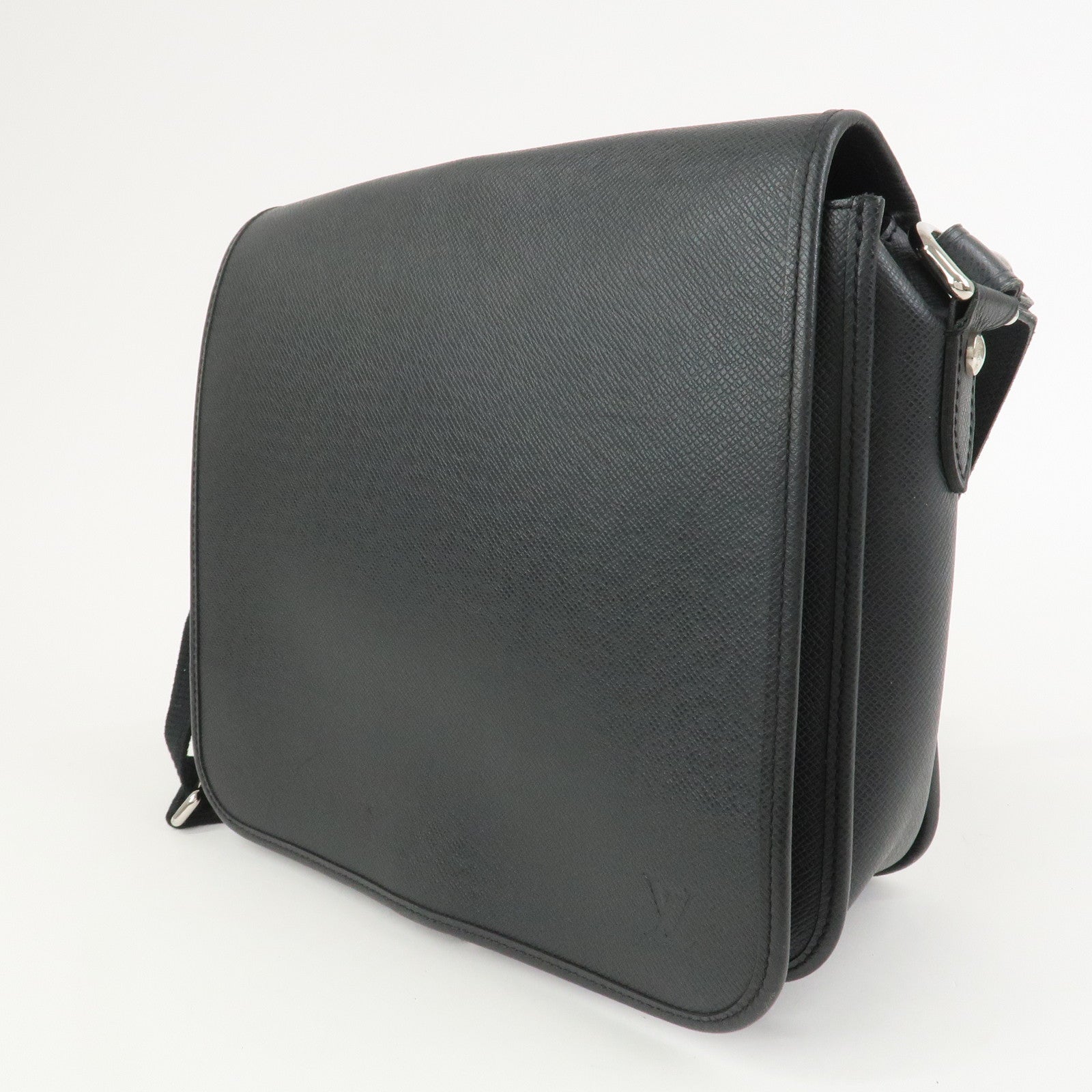 Louis Vuitton Taiga Andrei Shoulder Bag Ardoise M32482