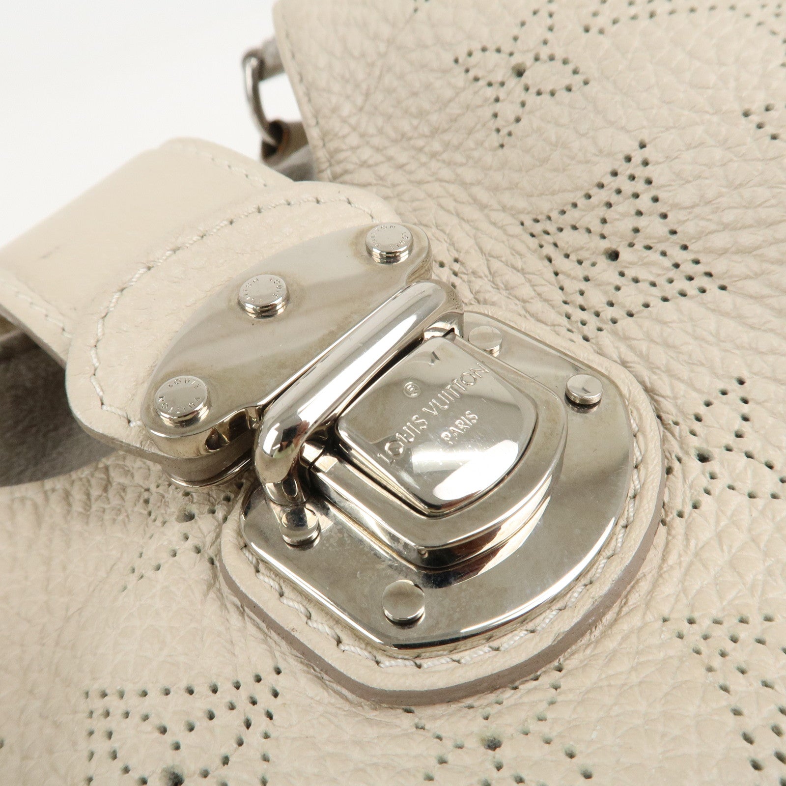 Louis Vuitton Monogram Mahina XL Shoulder Bag Blanc M93059 Used