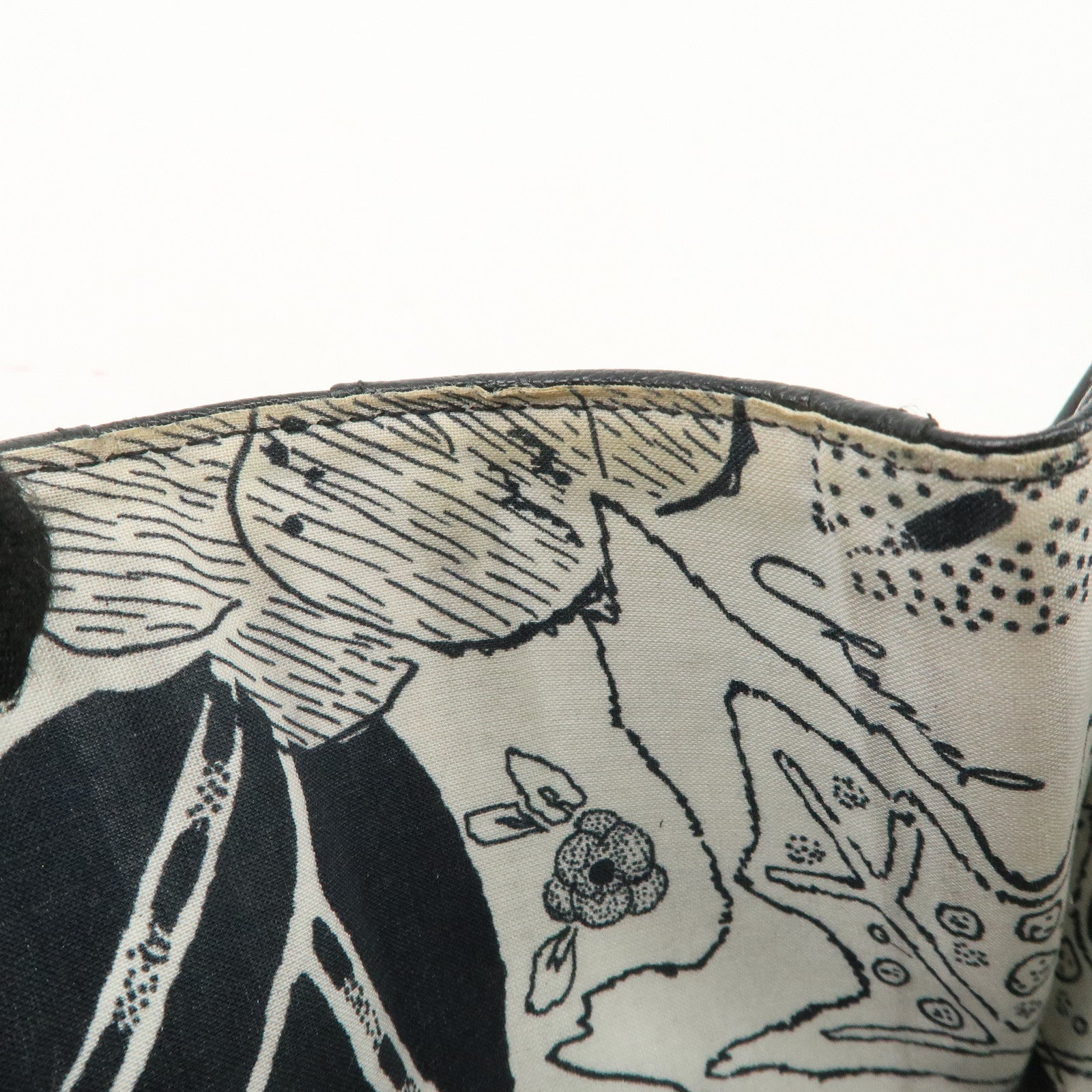 CHANEL Lucky Flower Leather Compact Wallet Black A81651 Used