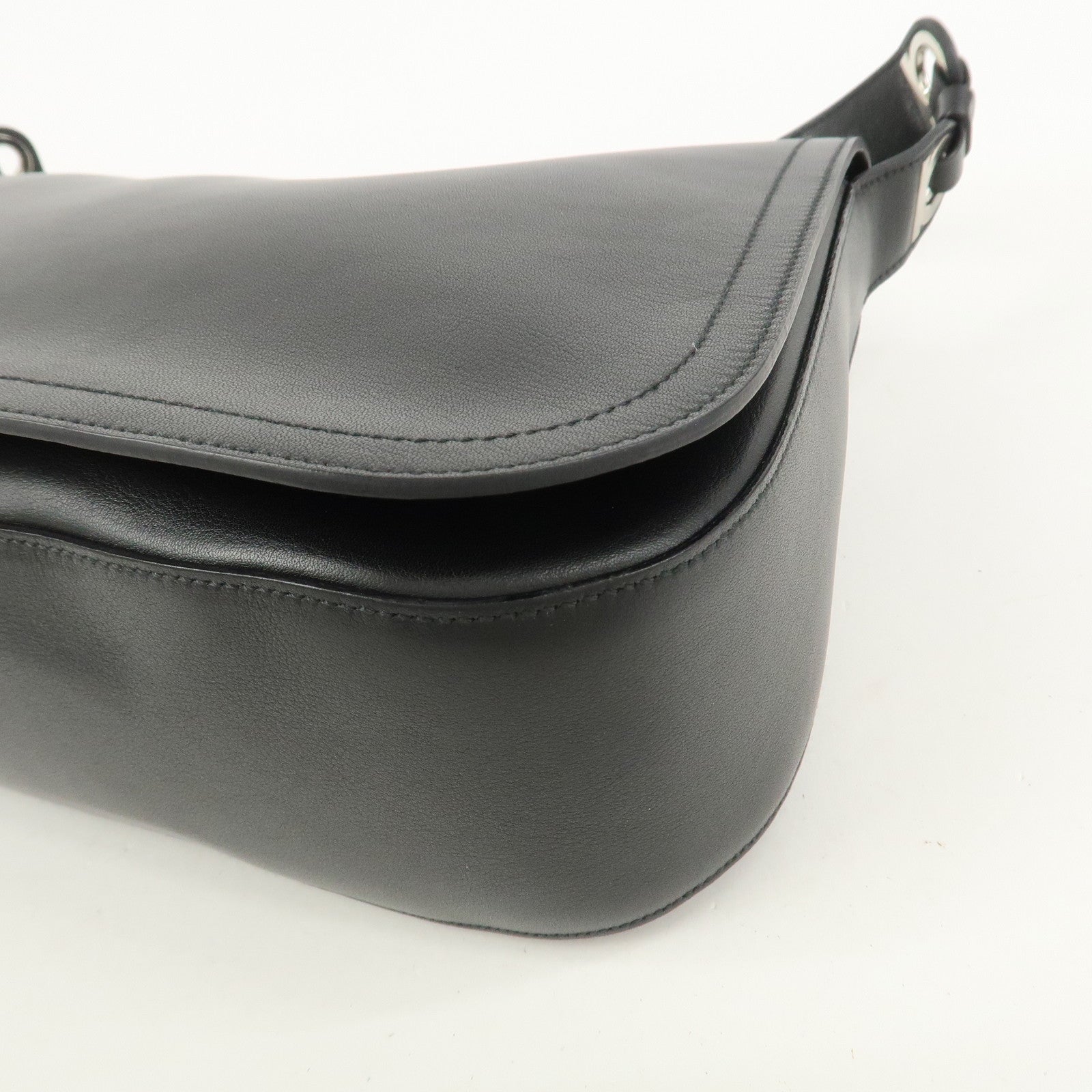 Ferragamo Gancini Logo Leather Shoulder Bag Hand Bag Black