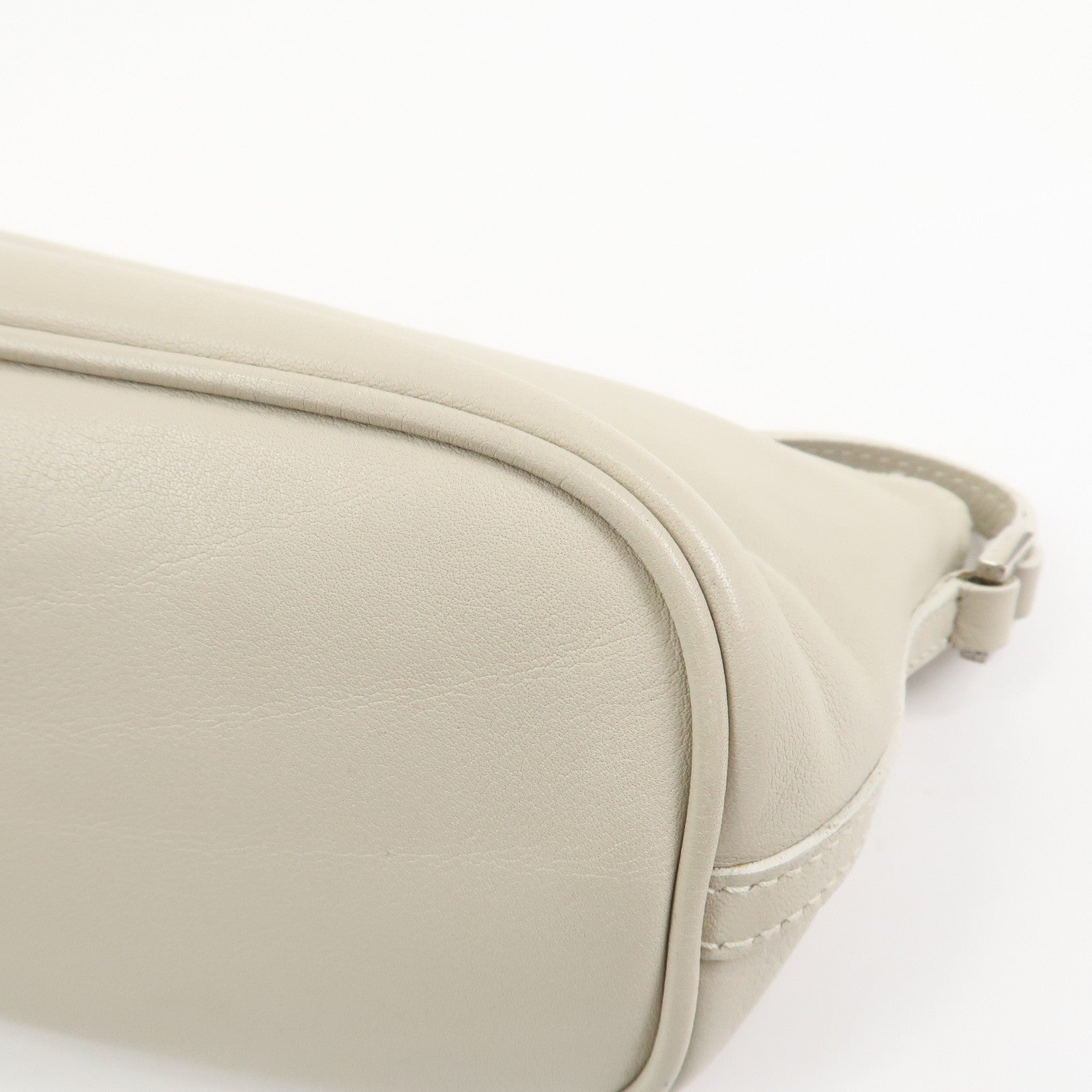 GUCCI Boat Bag Leather Pouch Hand Bag Ivory 039・1103