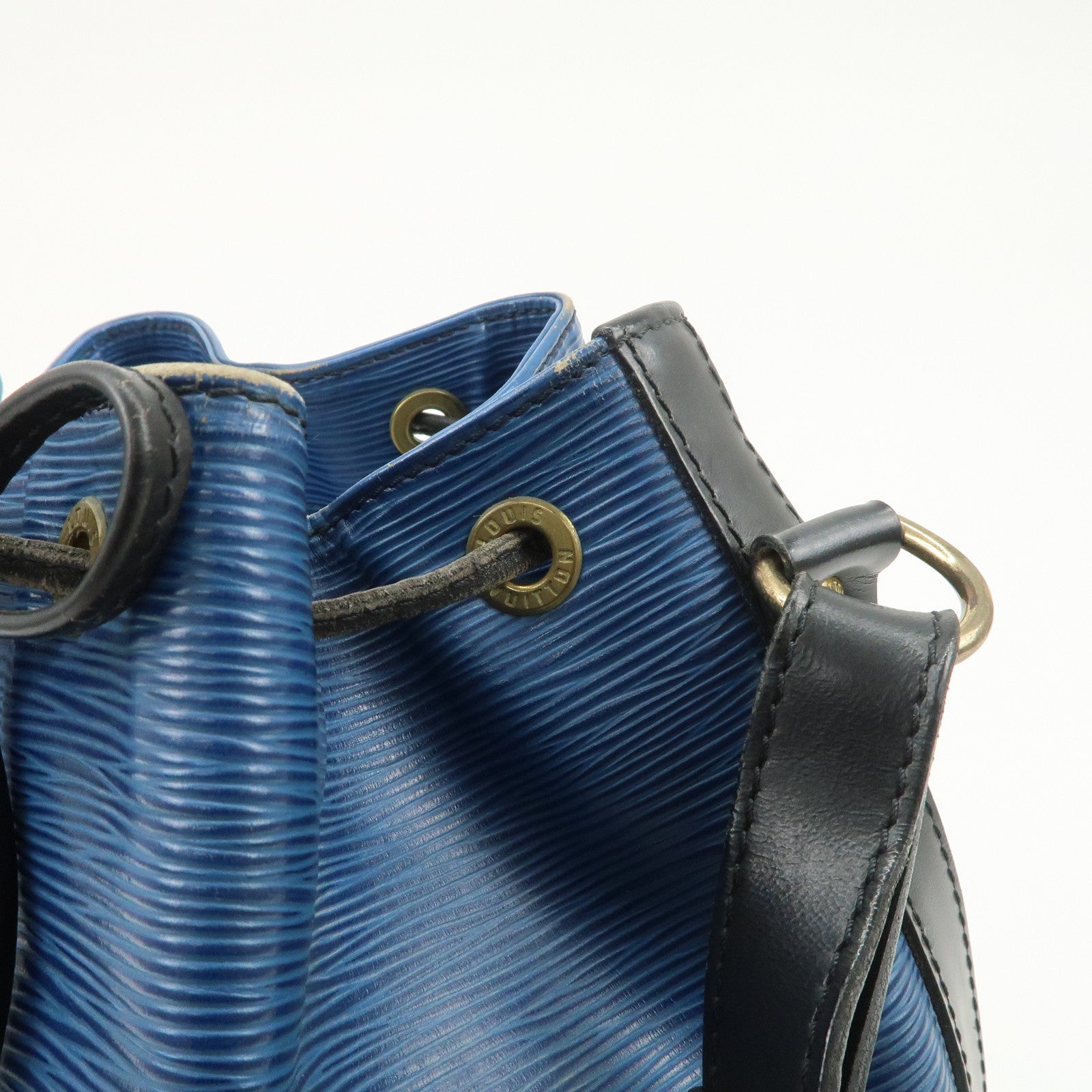Louis Vuitton Epi Petit Noe Bi-color Shoulder Bag Noir Blue M44152
