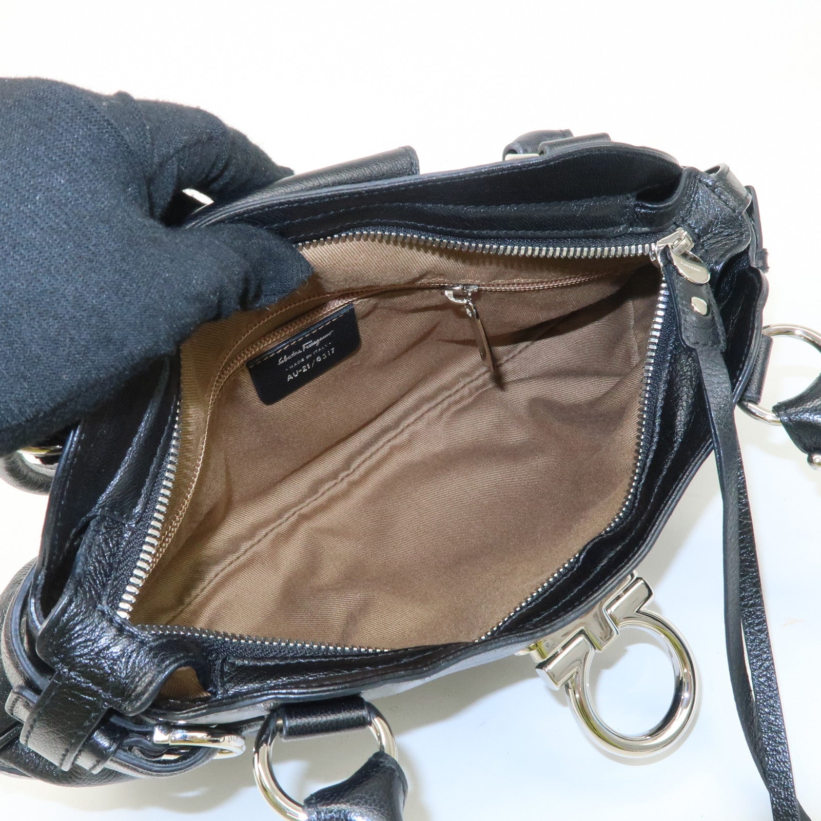 Salvatore Ferragamo Gancini Leather Shoulder Bag AU-21/6317 Used