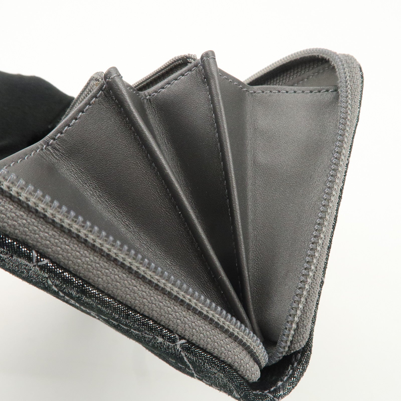 CHANEL Matelasse Glitter Lambskin Round Zipper Long Wallet Used