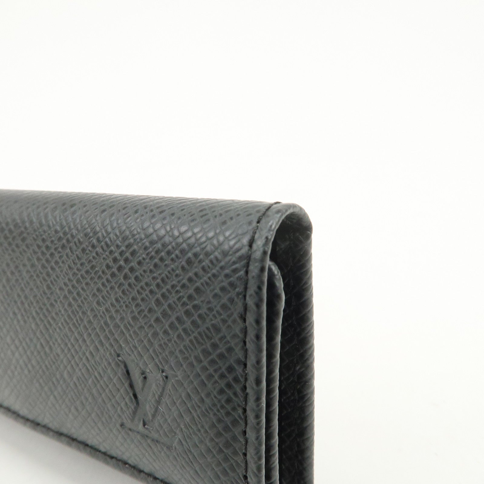 Louis Vuitton Taiga Leather Multiclés 4 Key Case Ardoise M30522
