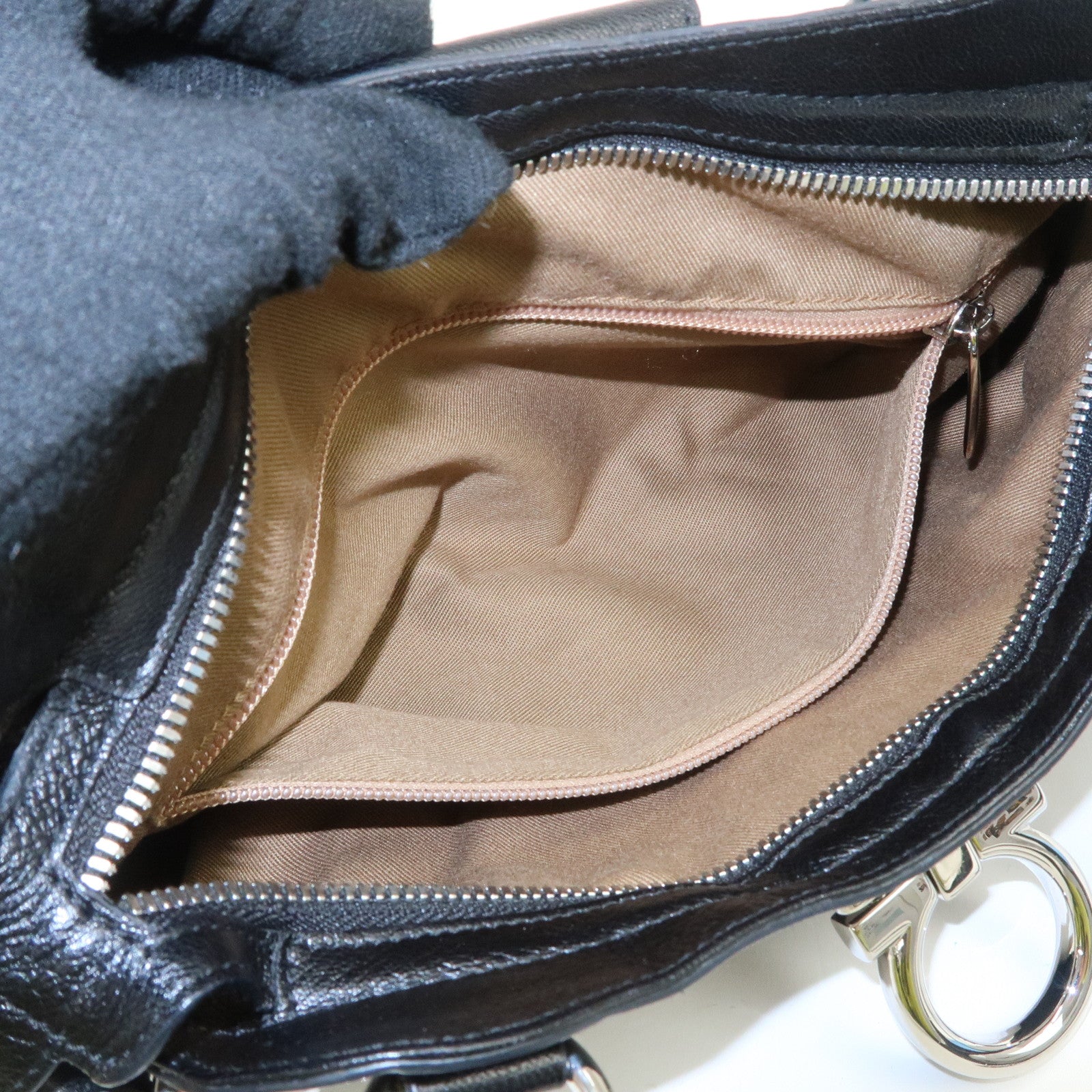 Salvatore Ferragamo Gancini Leather Shoulder Bag AU-21/6317 Used