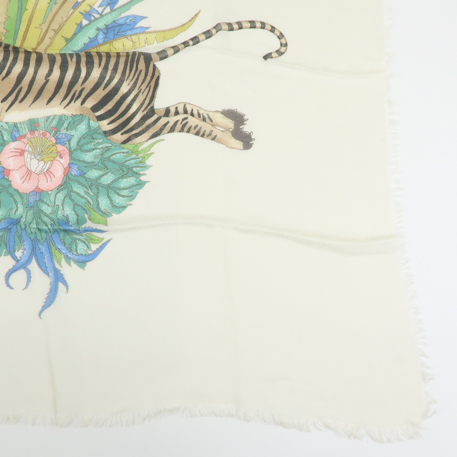 GUCCI Interlocking G Sherry GG Rayon Silk Scarf Tiger Motif Ivory