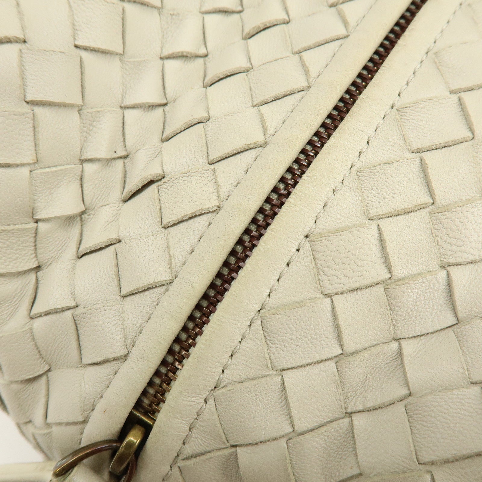 BOTTEGA VENETA Montaigne Intrecciato Leather Boston Bag 173398