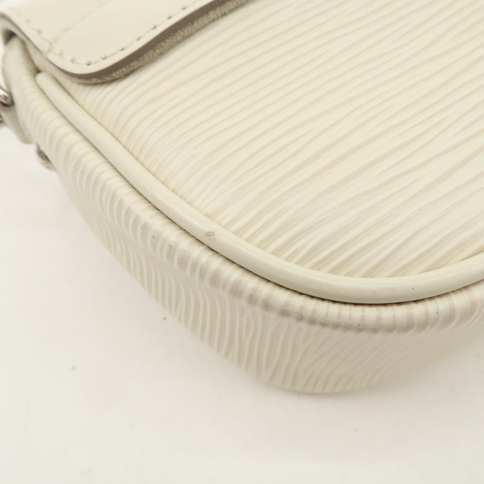 Louis Vuitton Epi Pochette Montaigne Shoulder Bag Ivoire M5929J Used