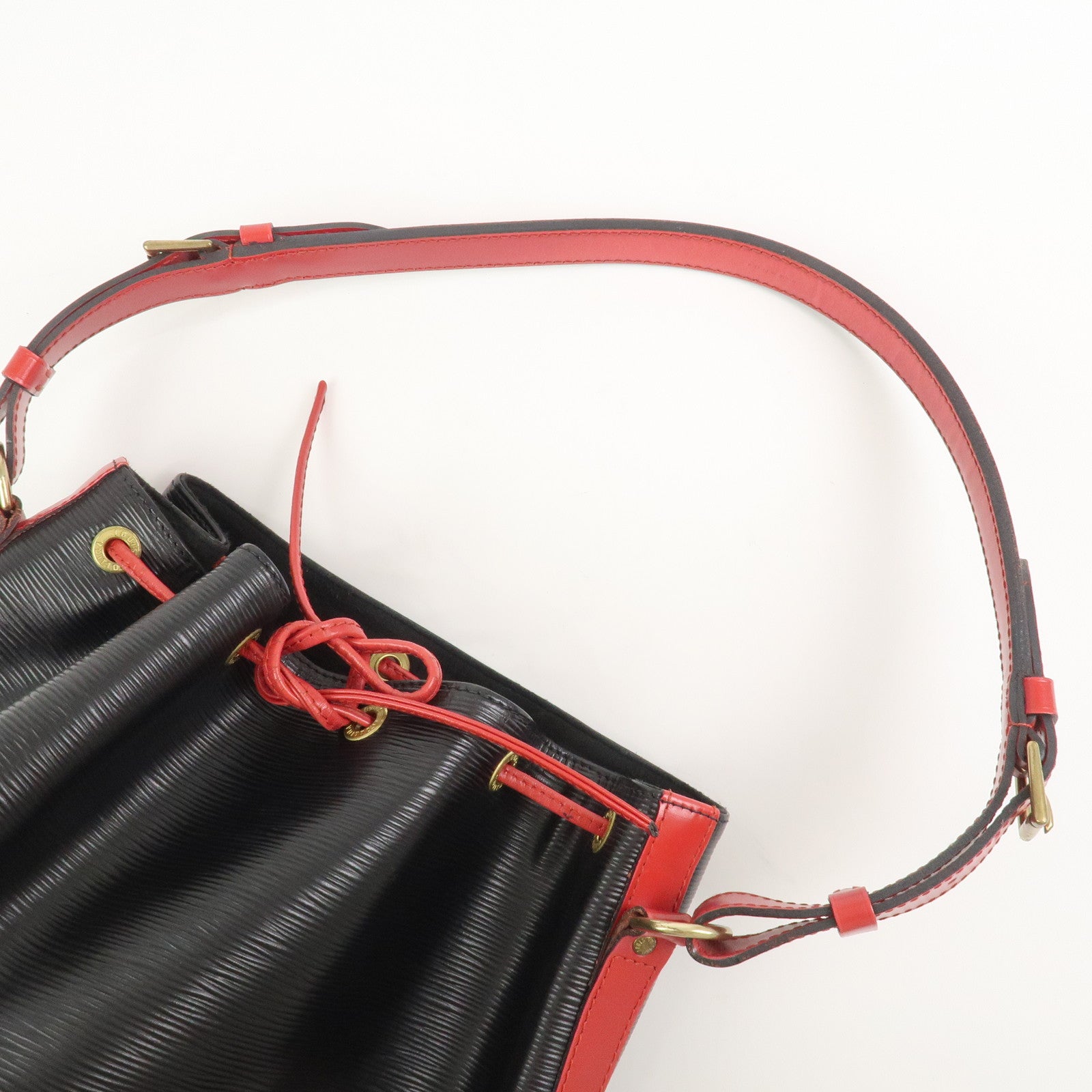 Louis Vuitton Epi Noe Shoulder Bag Noir Castilian Red M44017