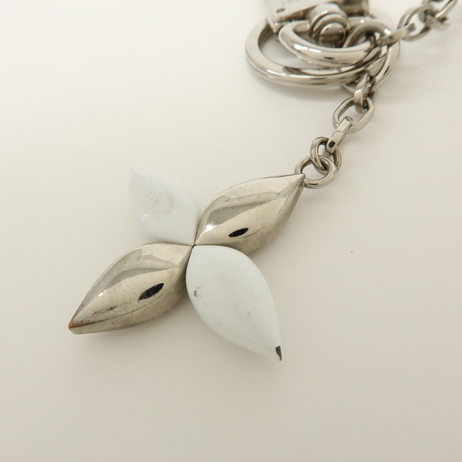 Louis Vuitton Twist Metal Bag Charm Key Holder Silver White M68010