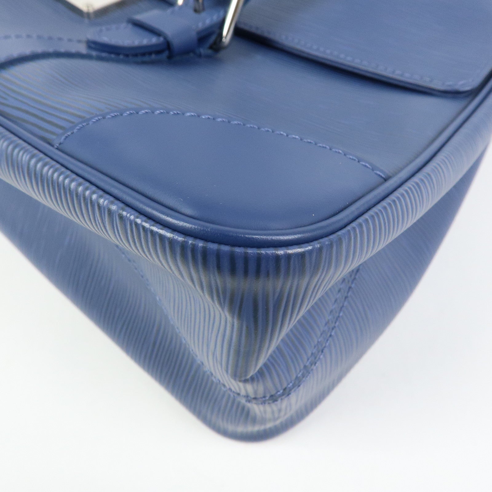 Louis Vuitton Epi Leather Segur MM Shoulder Bag Myrtille M5886G