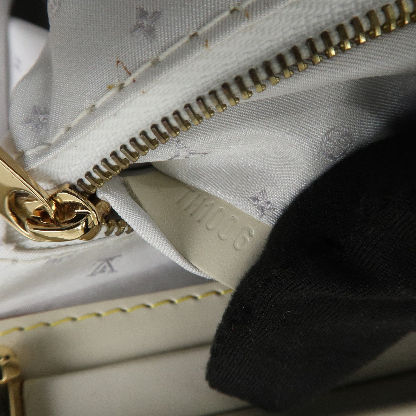 Louis Vuitton Suhari Leather PM Blanc Ivory Gold Hardware M91811 Used