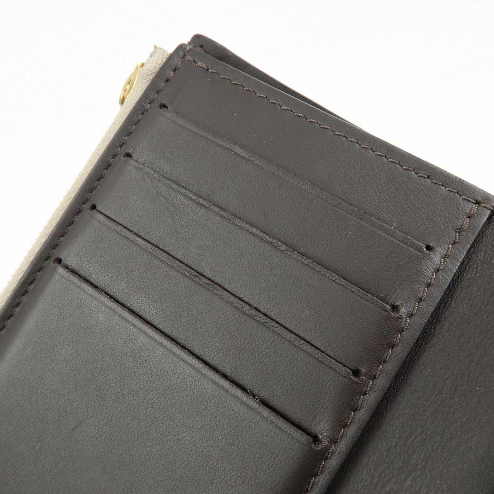 Louis Vuitton Portefeuille Capucines Compact Wallet Galet M62159