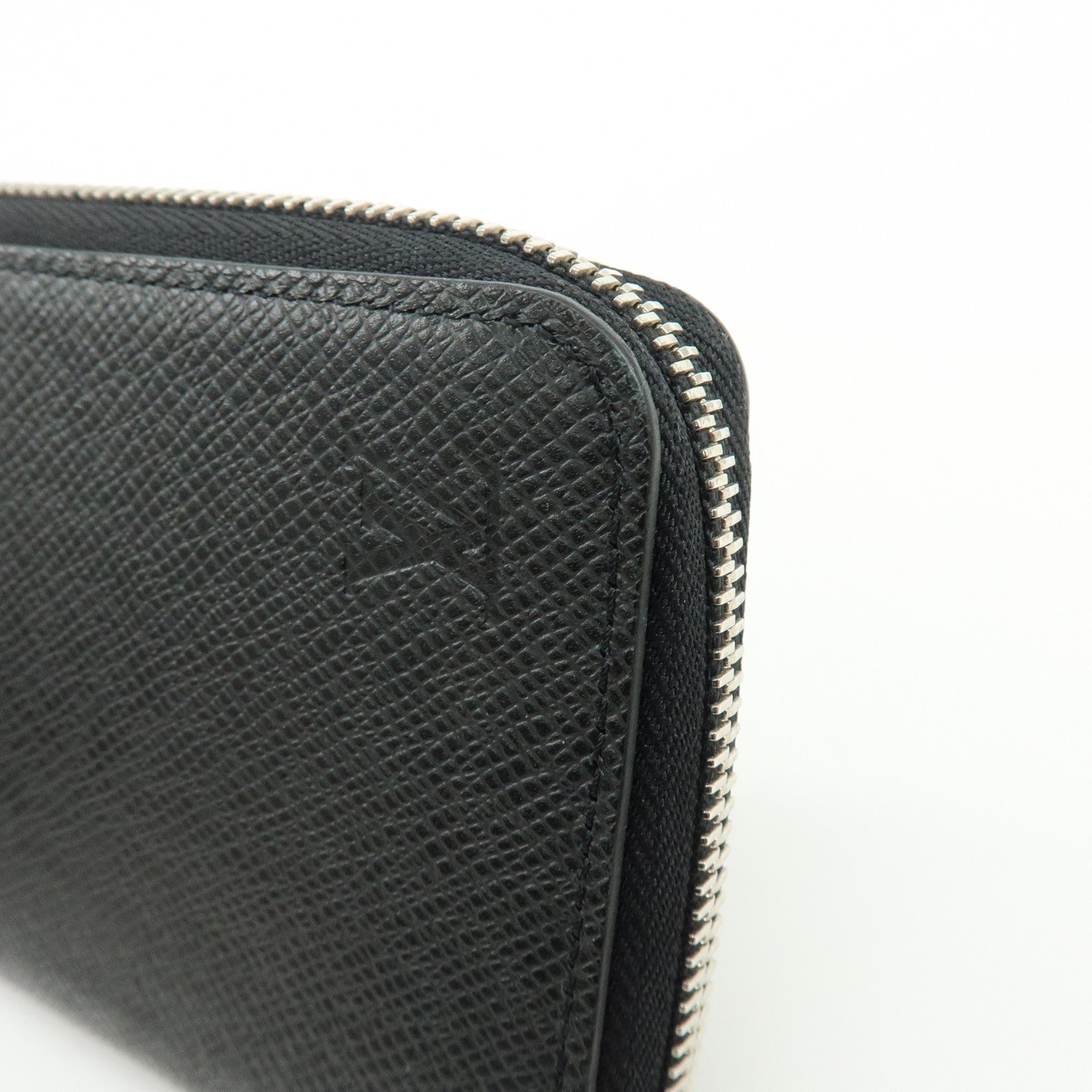 Louis Vuitton Taiga Vertical Round Zippy Wallet Ardoise M30503