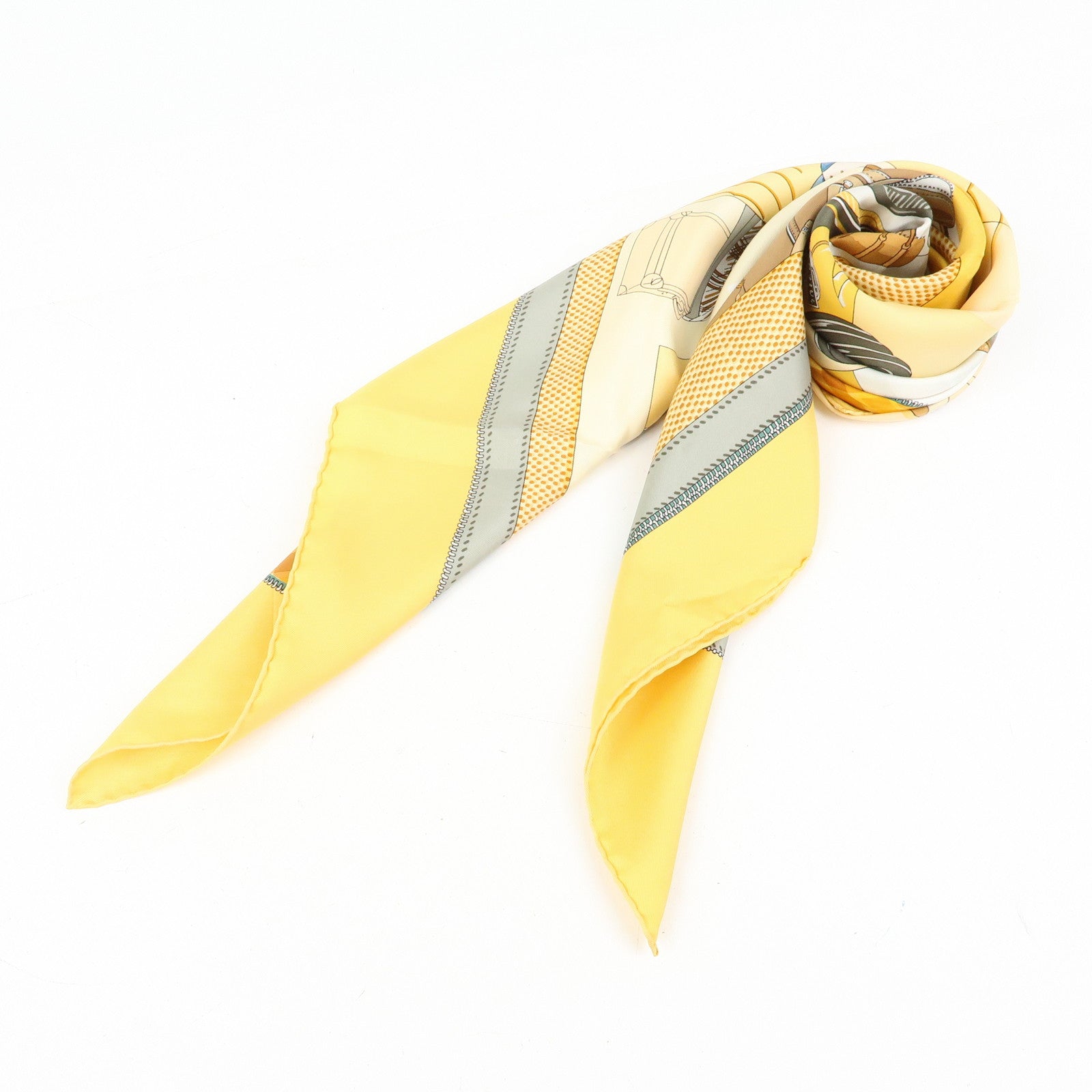 HERMES Carre 90 L Silk Scarf Elegance et le Confort en Automobile
