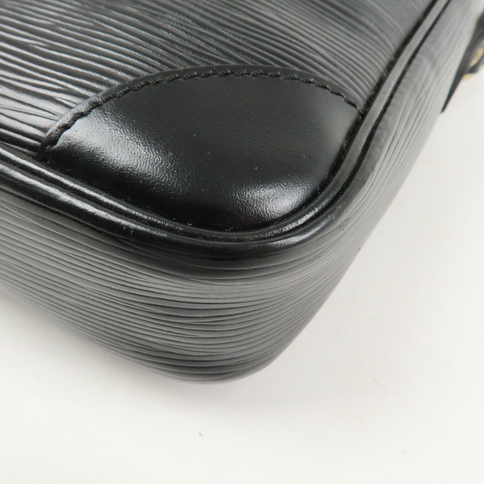Louis Vuitton Epi Danube Shoulder Bag Crossbody Bag Noir M45632