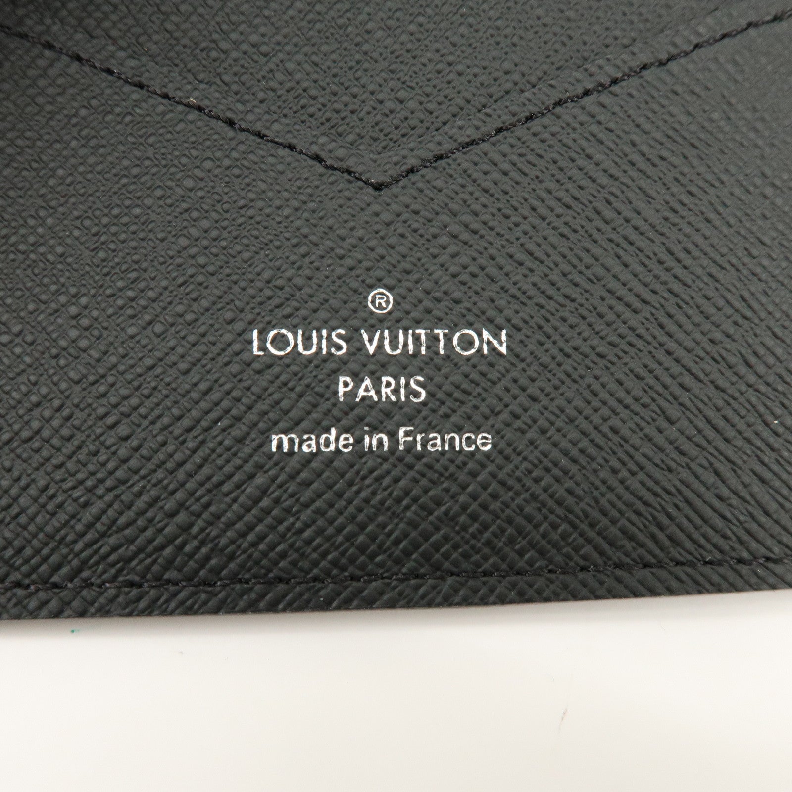 Louis Vuitton Monogram Eclips Couverture de Passeport NM M64501