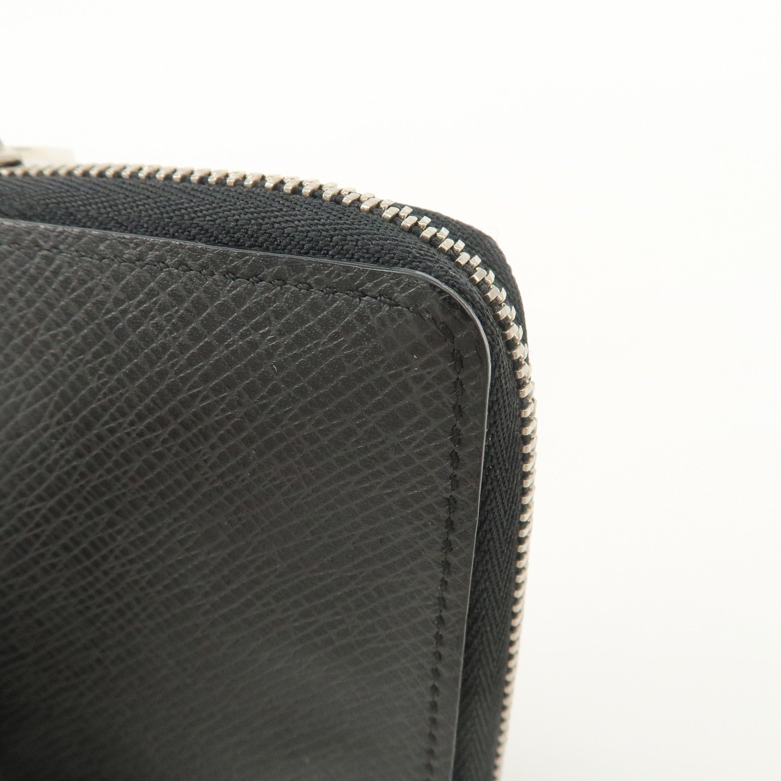 Louis Vuitton Taiga Zippy Coin Purse Coin Case Noir M30511