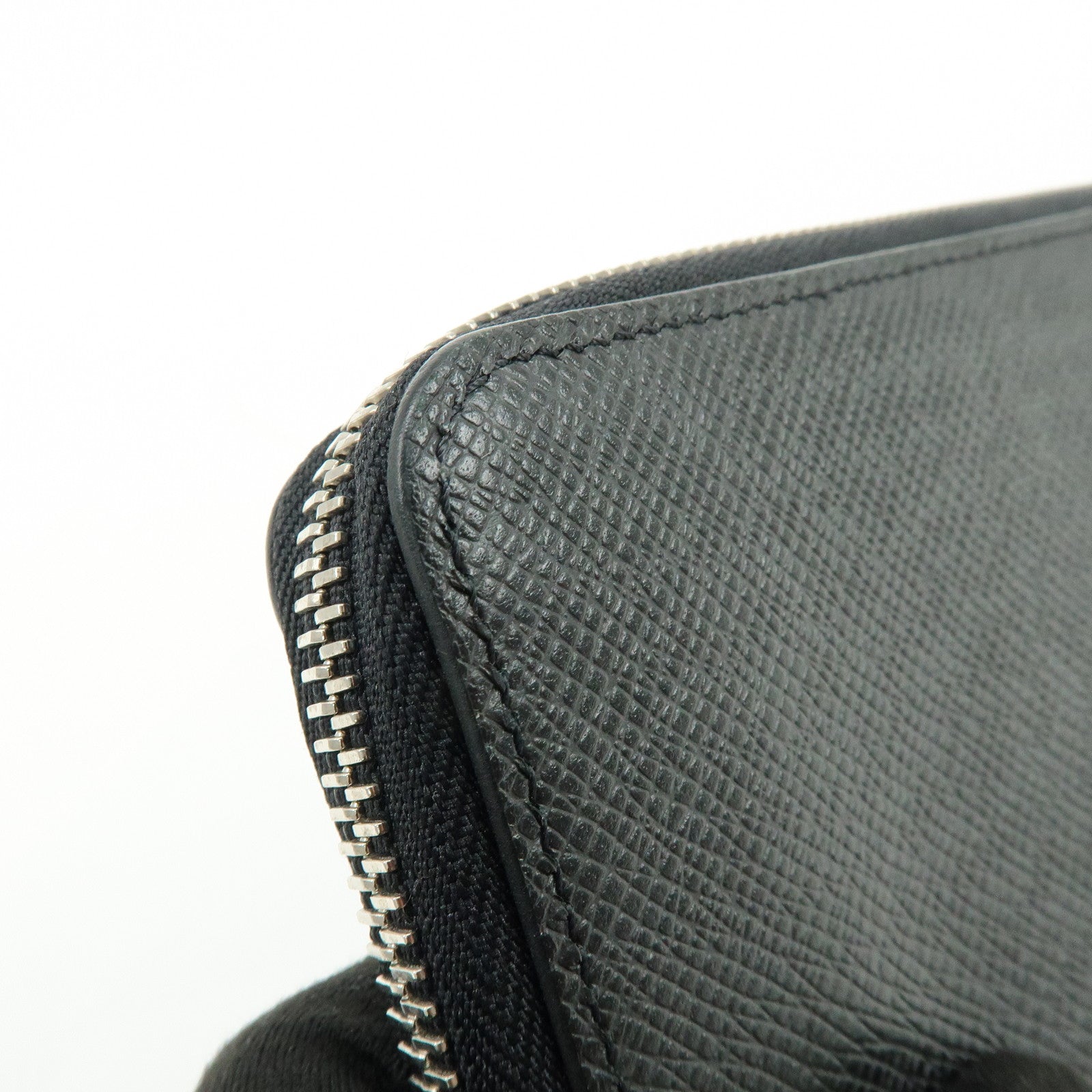 Louis Vuitton Taiga Vertical Round Zippy Wallet Ardoise M30503