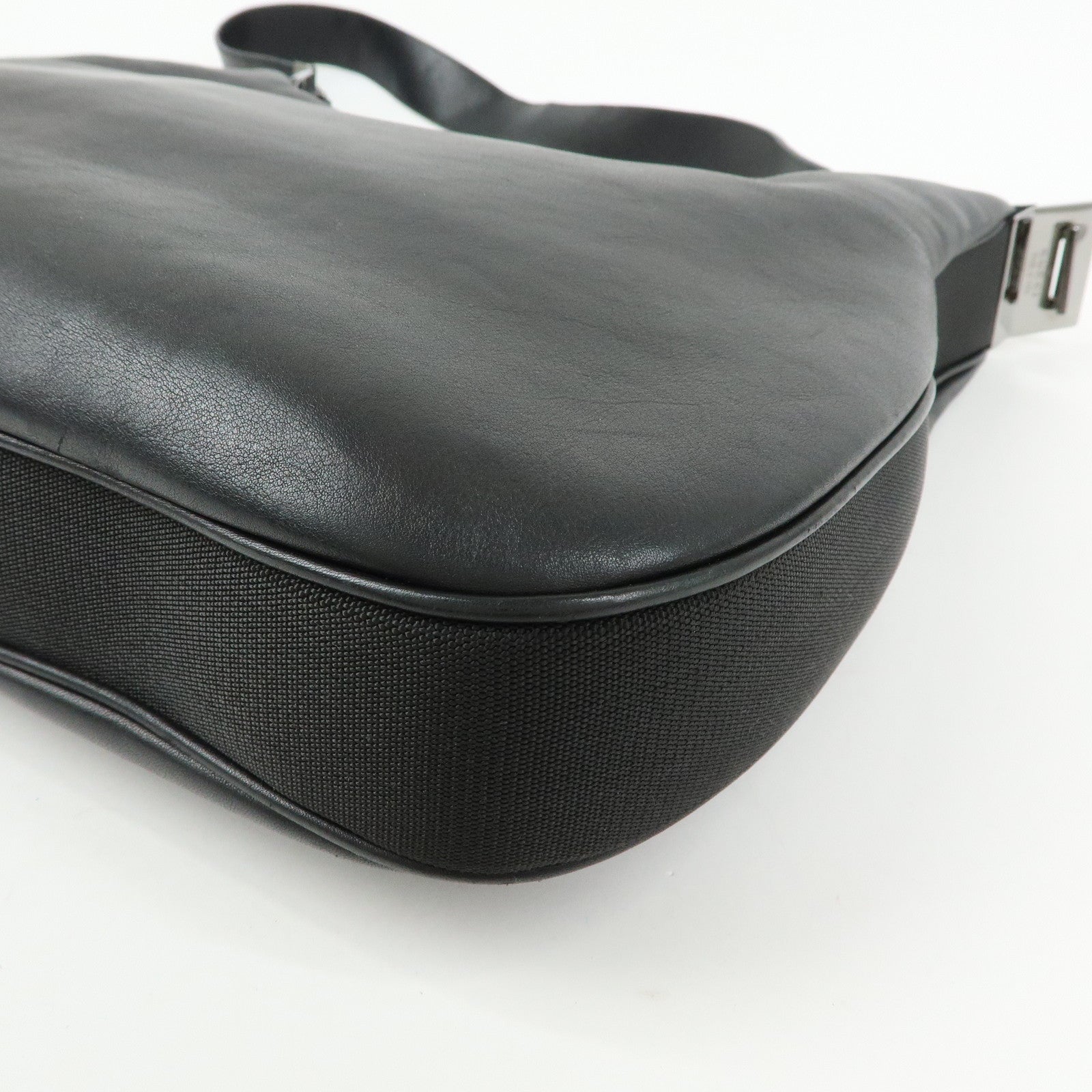 GUCCI Attache Leather Shoulder Bag Crossbody Bag Black 001・3341