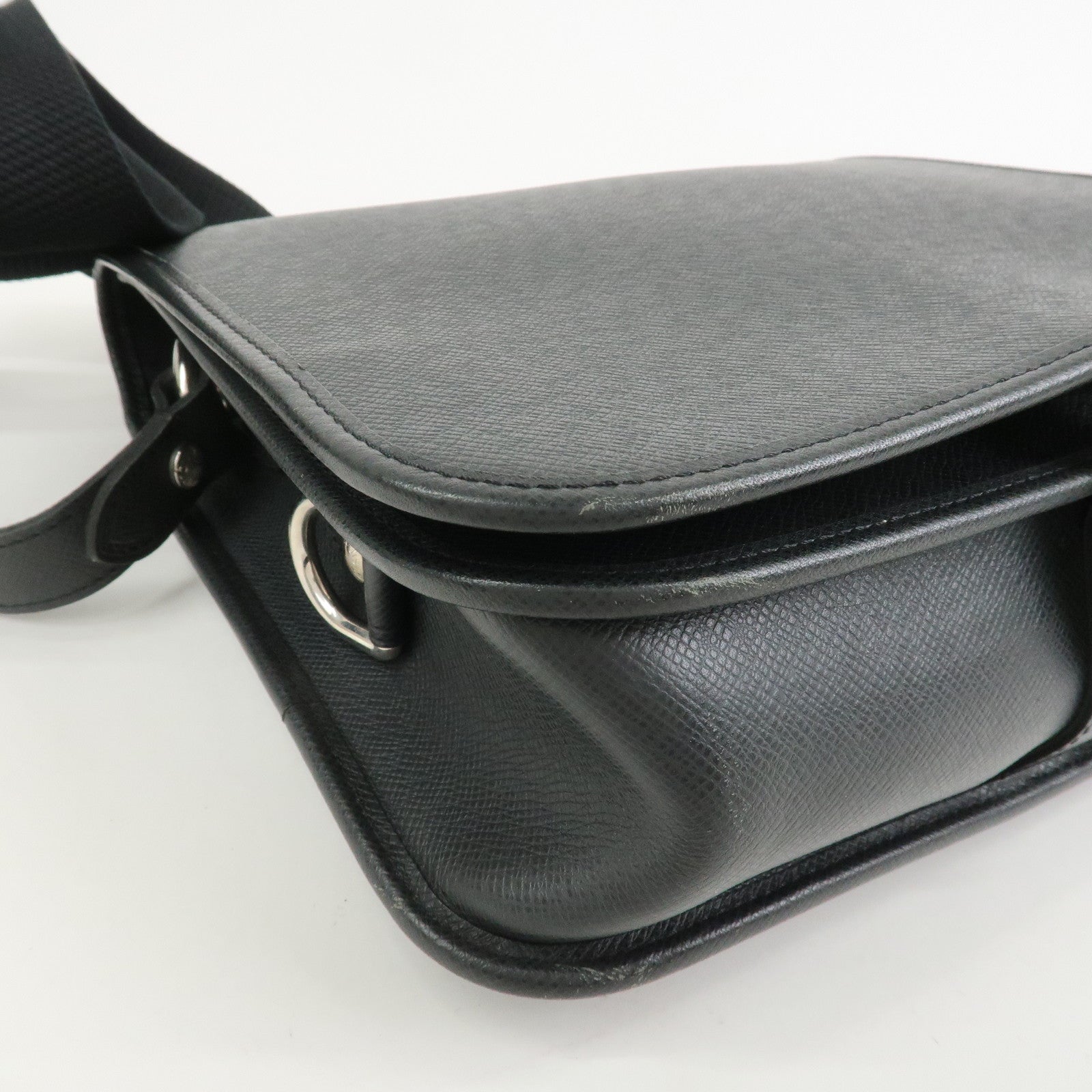 Louis Vuitton Taiga Andrei Shoulder Bag Ardoise M32482