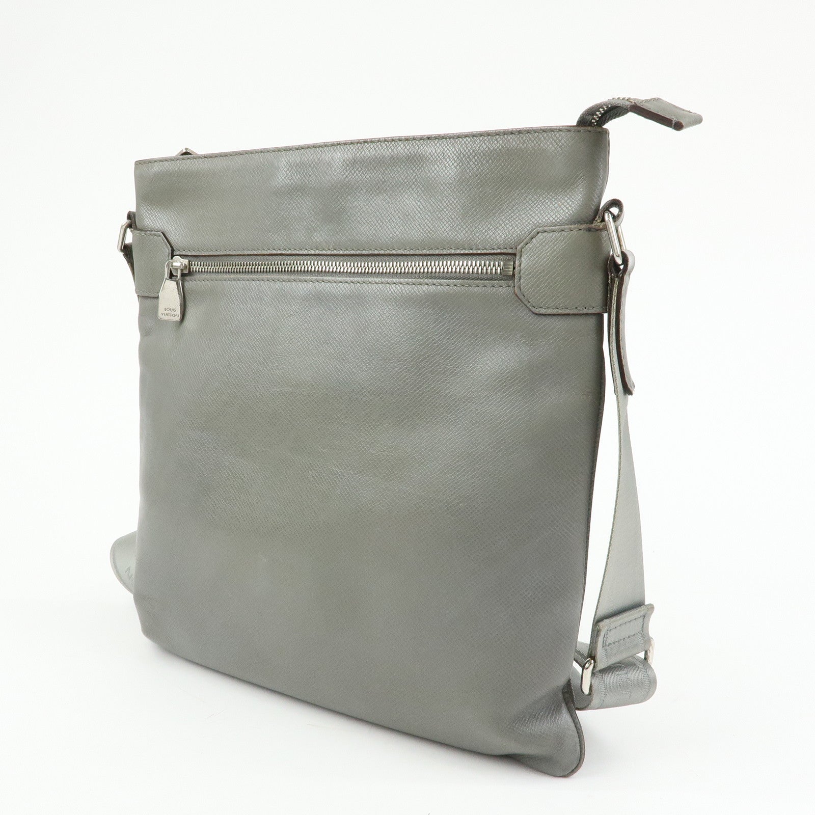 Louis Vuitton Taiga Sasha Shoulder Bag Crossbody Bag Glacier M32630