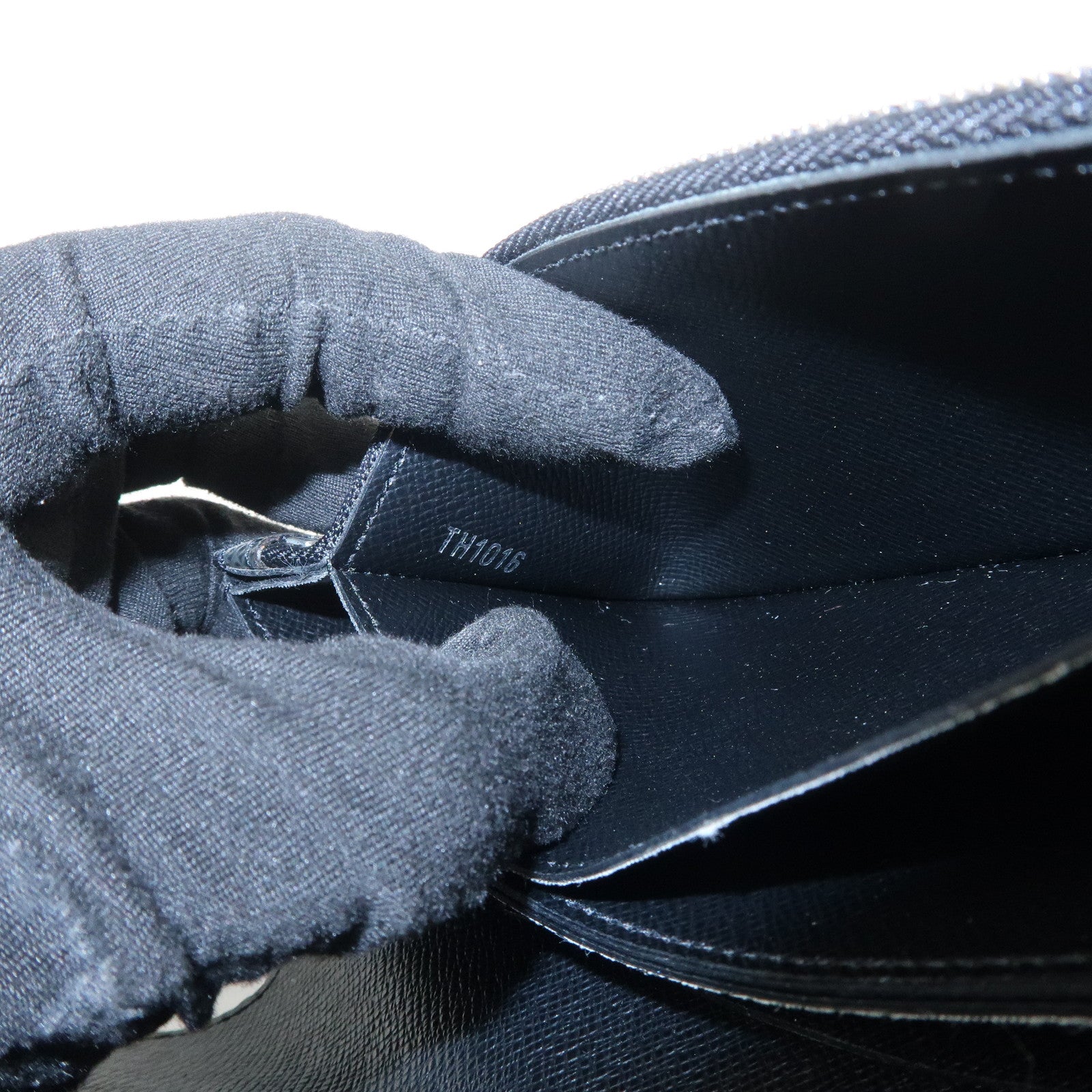 Louis Vuitton Taiga Portefeuille Accordion Wallet Ardoise M30992