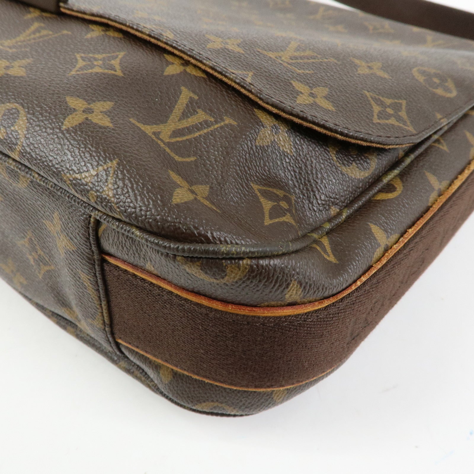 Louis Vuitton Monogram Messenger MM Beaubourg Crossbody Bag M97038