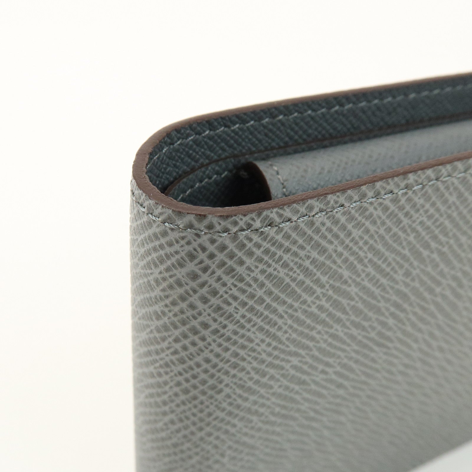 Louis Vuitton Taiga Portefeuille Florin Wallet Glacier Gray M32650