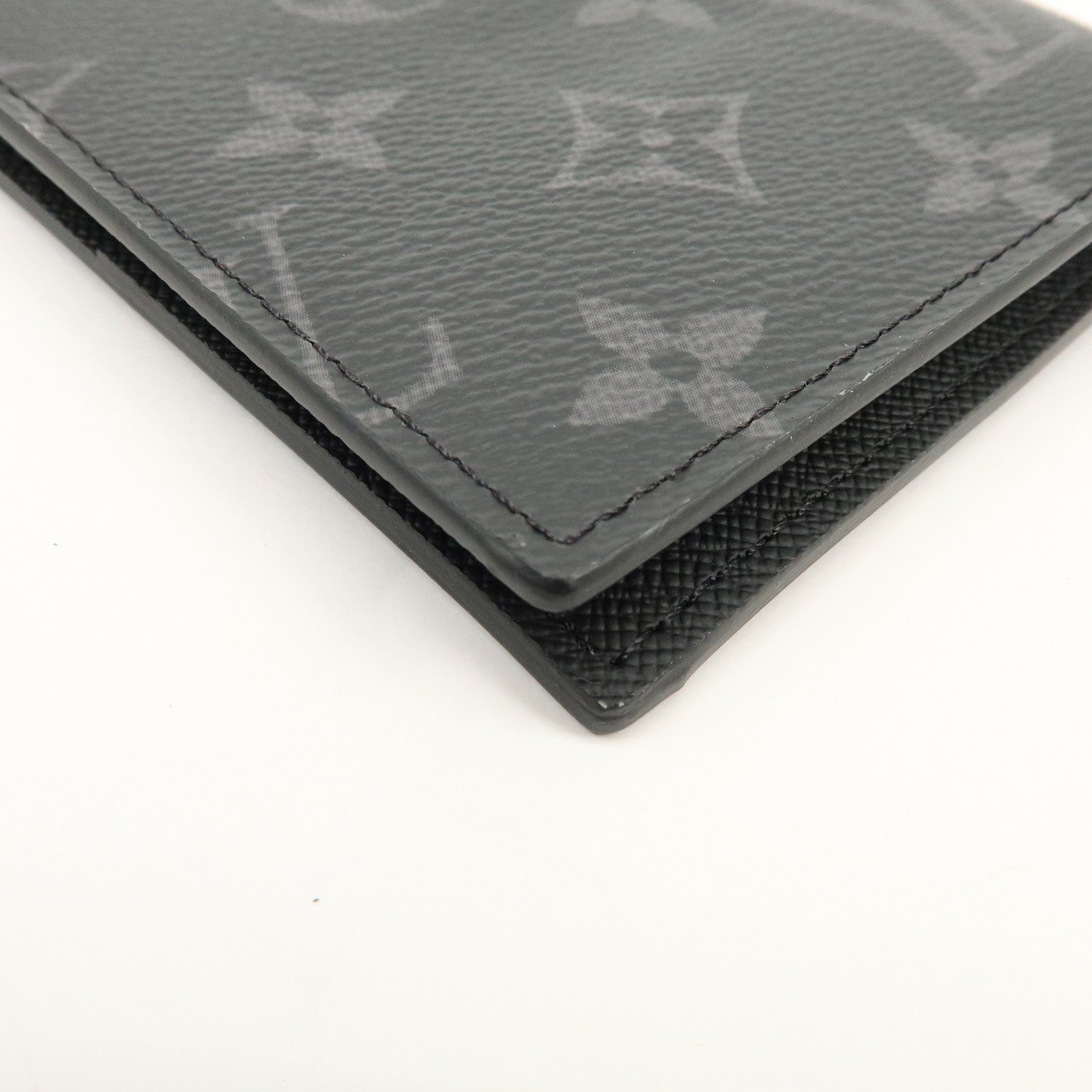 Louis Vuitton Monogram Eclips Couverture de Passeport NM M64501