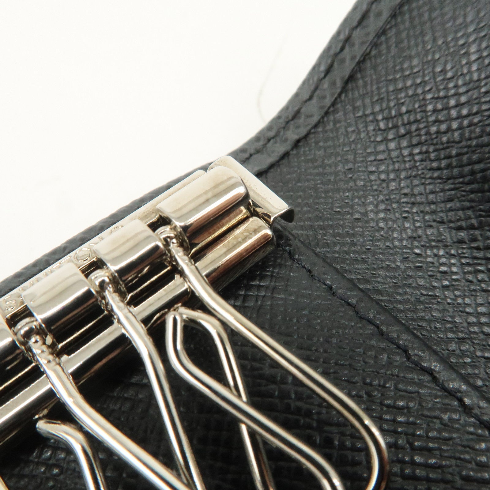 Louis Vuitton Taiga Leather Multiclés 4 Key Case Ardoise M30522