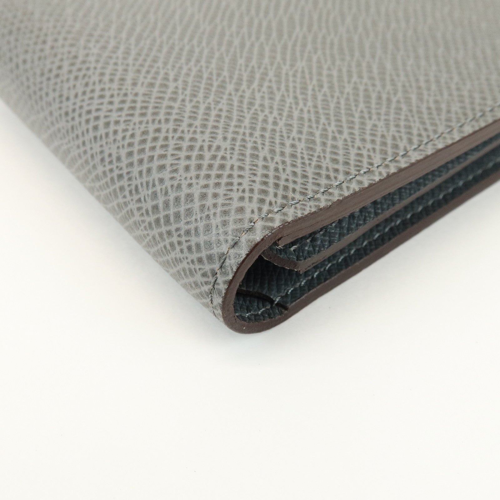 Louis Vuitton Taiga Portefeuille Florin Wallet Glacier Gray M32650