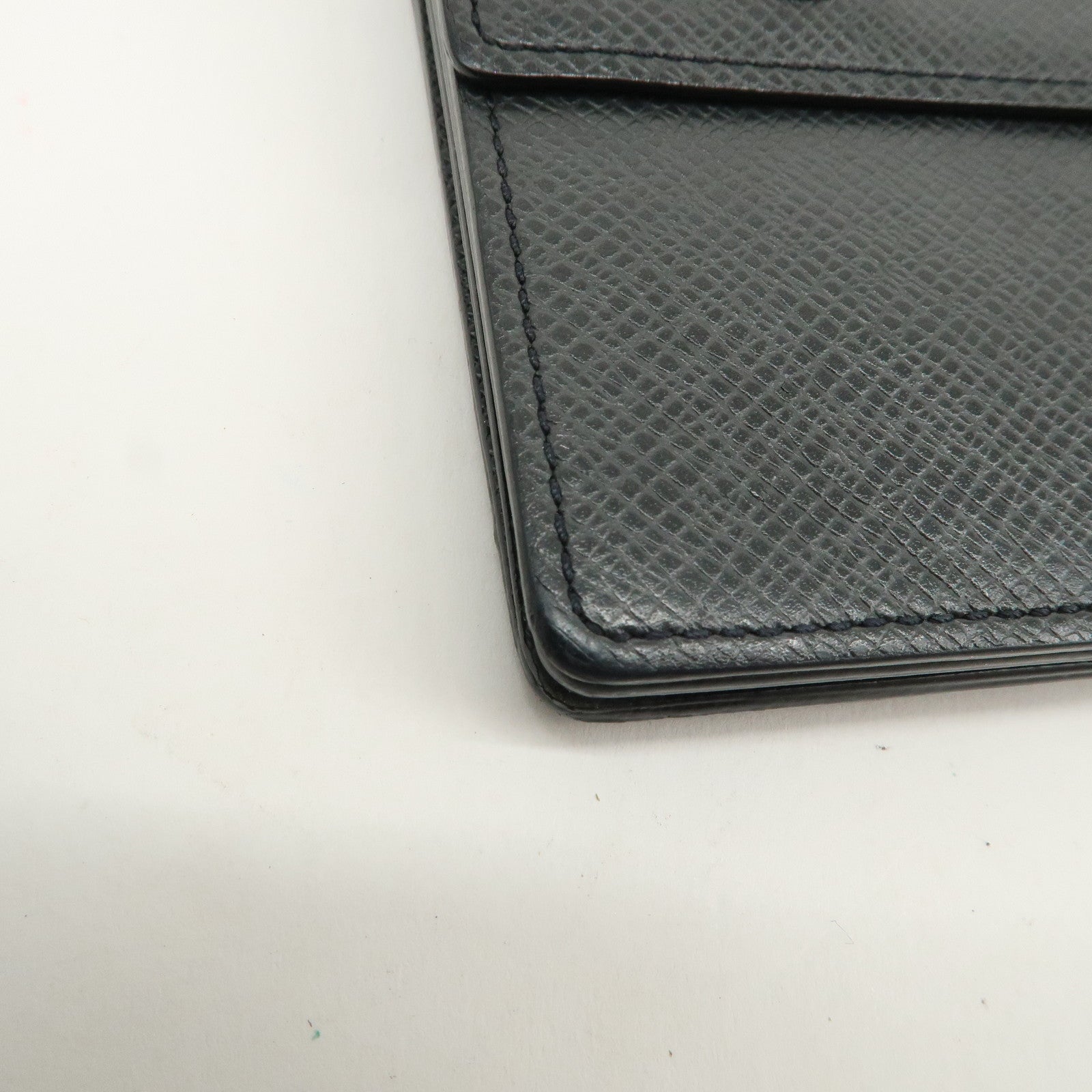 Louis Vuitton Taiga Portefeuille Accordeon Long Wallet Noir M30998