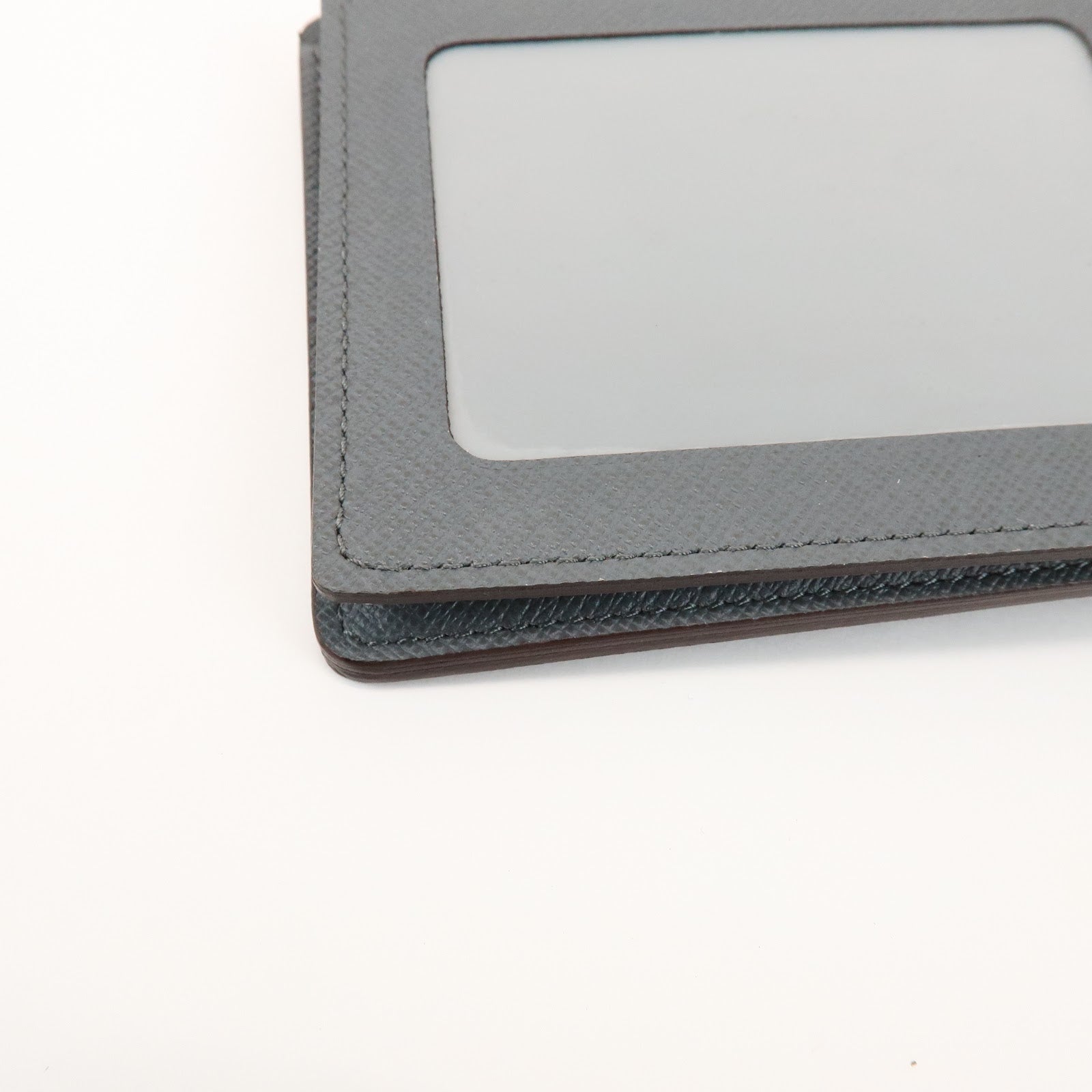 Louis Vuitton Taiga Portefeuille Florin Wallet Glacier Gray M32650